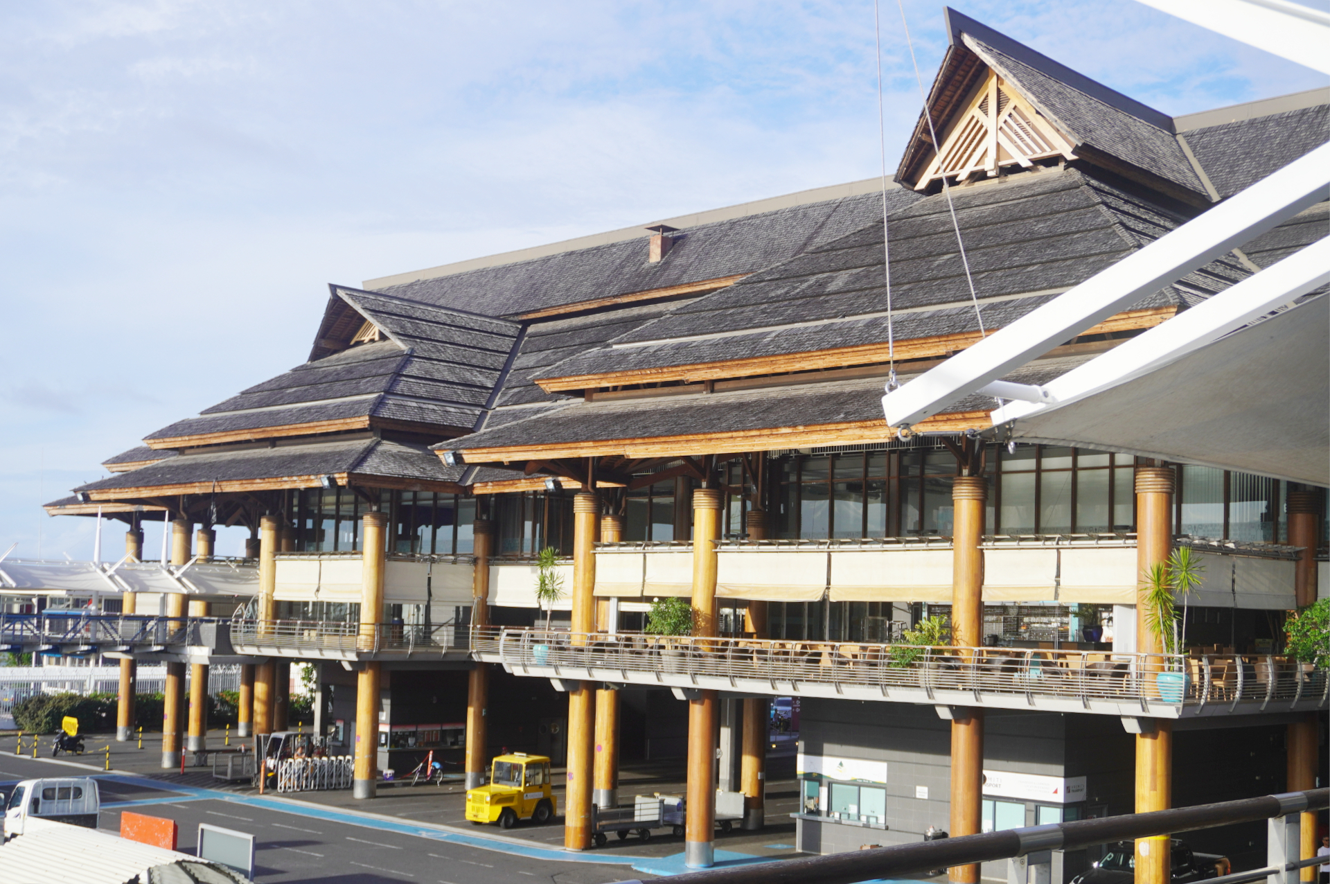 モーレア島へは、タヒチ島・パペーテ港から高速船でアクセスできる
