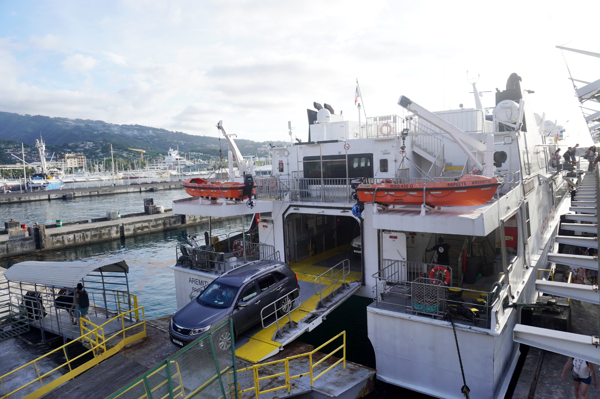 モーレア島へは、タヒチ島・パペーテ港から高速船でアクセスできる