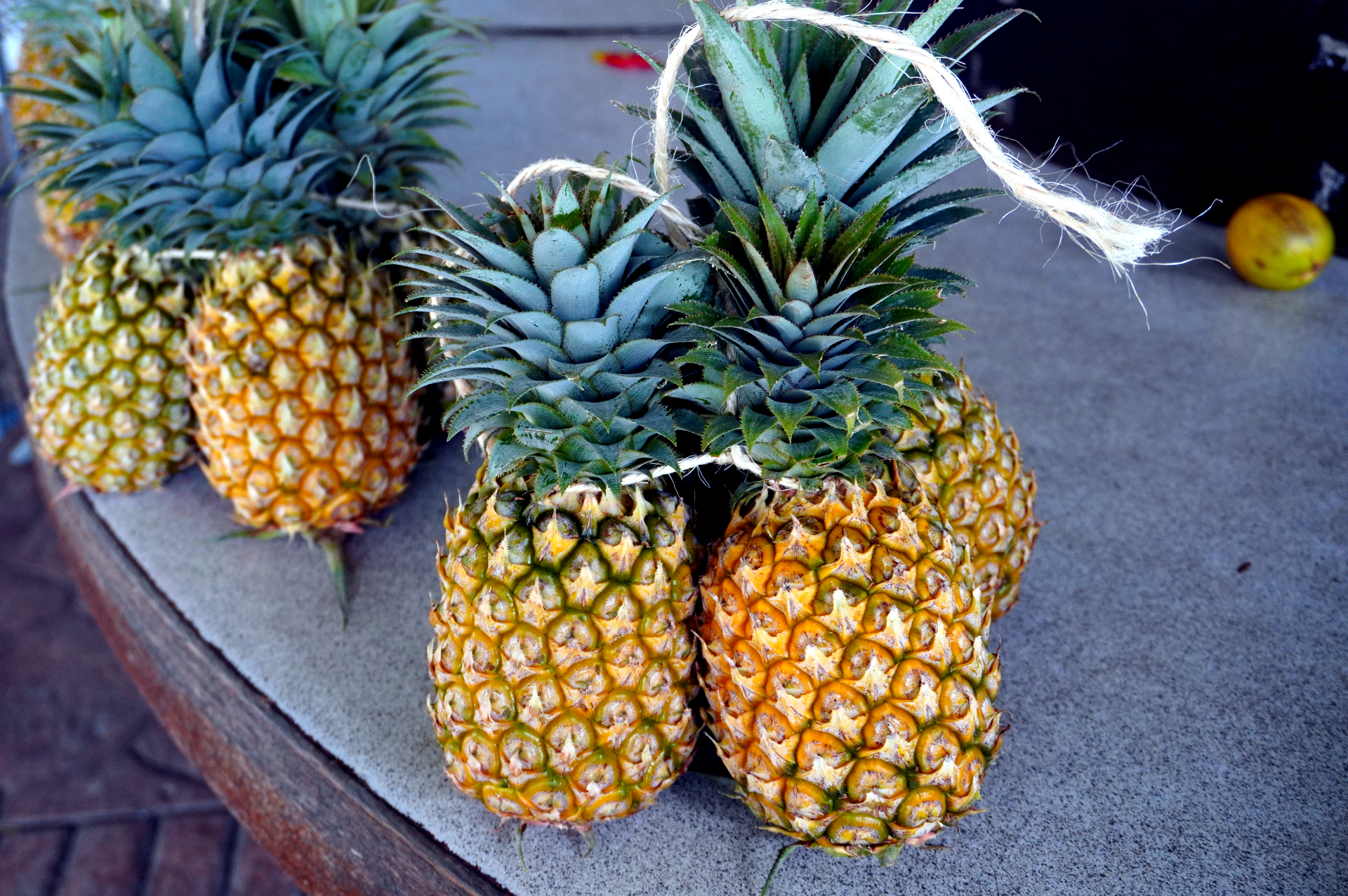 乾季・雨季にかかわらず過ごしやすいタヒチ。南国のフルーツや花々もあちこちで発見