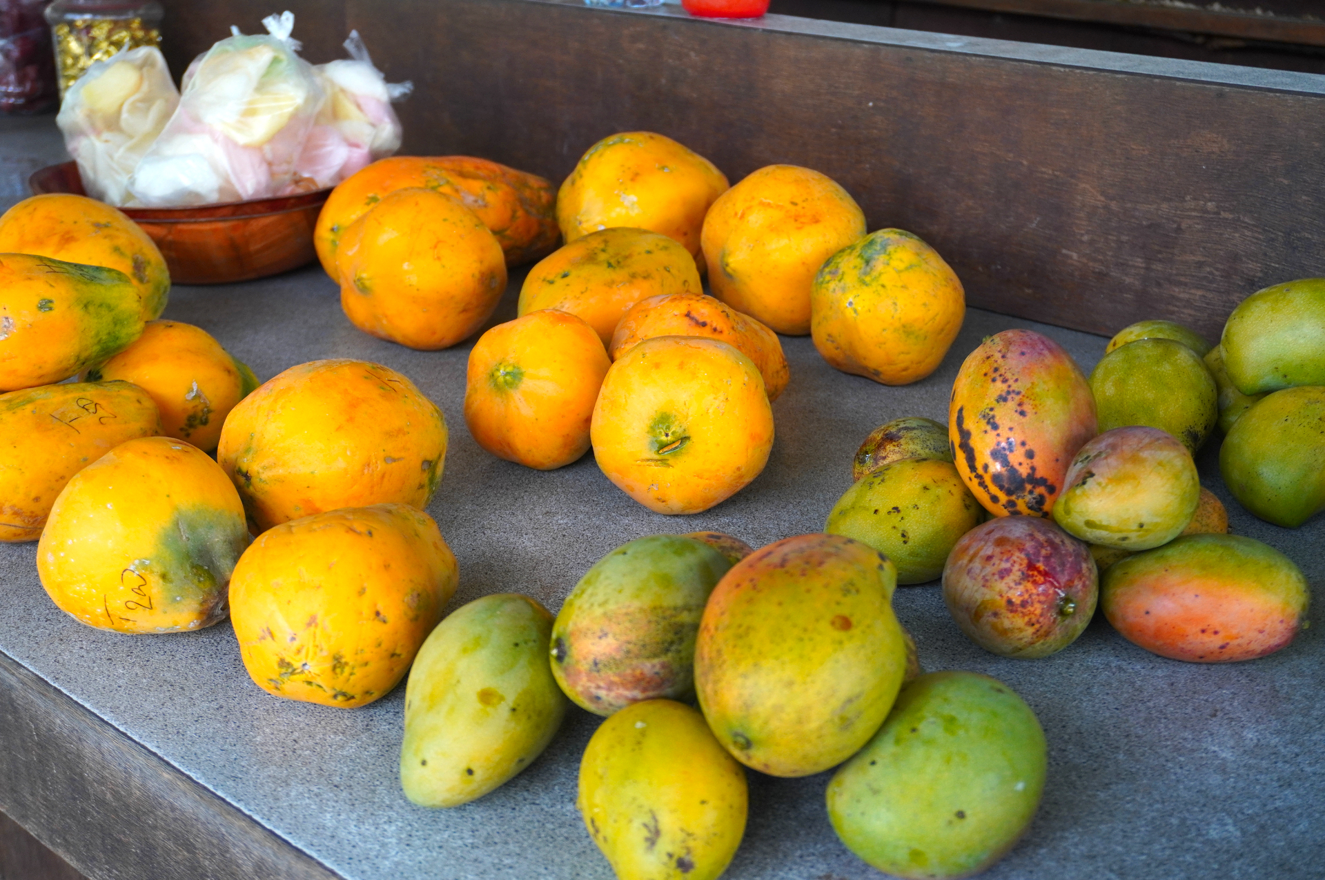 乾季・雨季にかかわらず過ごしやすいタヒチ。南国のフルーツや花々もあちこちで発見