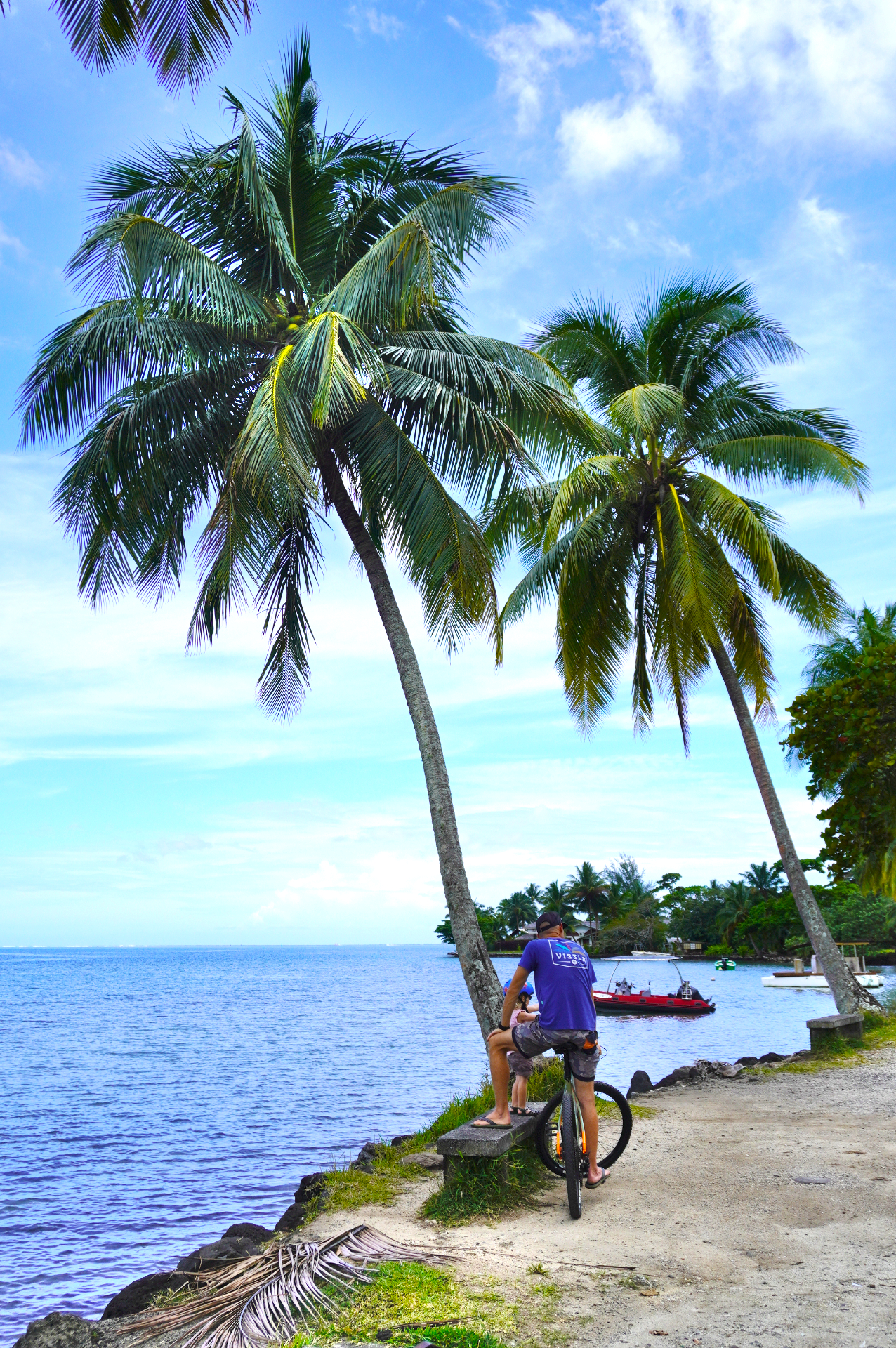 サイクリングを楽しむ親子