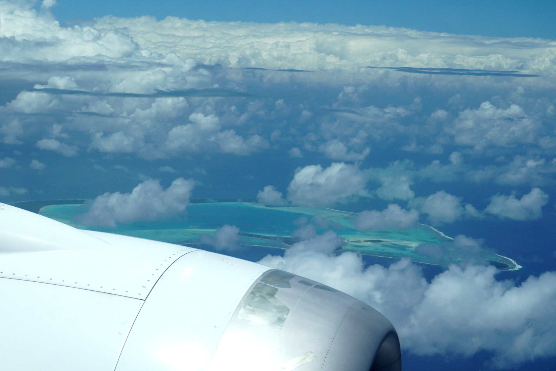 タヒチへ向かう飛行機のなかからも、ラグーンと島を確認できた