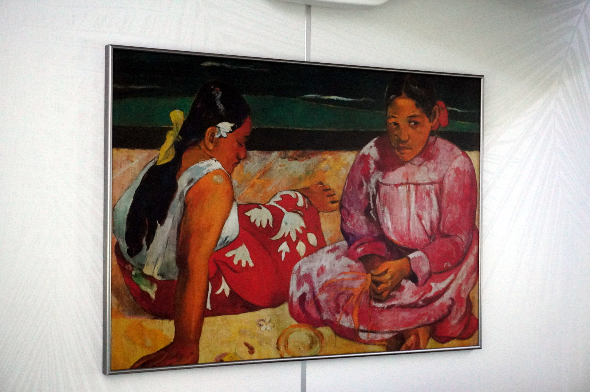 ゴーギャンは、フランスでの都会暮らしに疲れてタヒチに移住した際、絵画「タヒチの女（浜辺にて）」を描いた