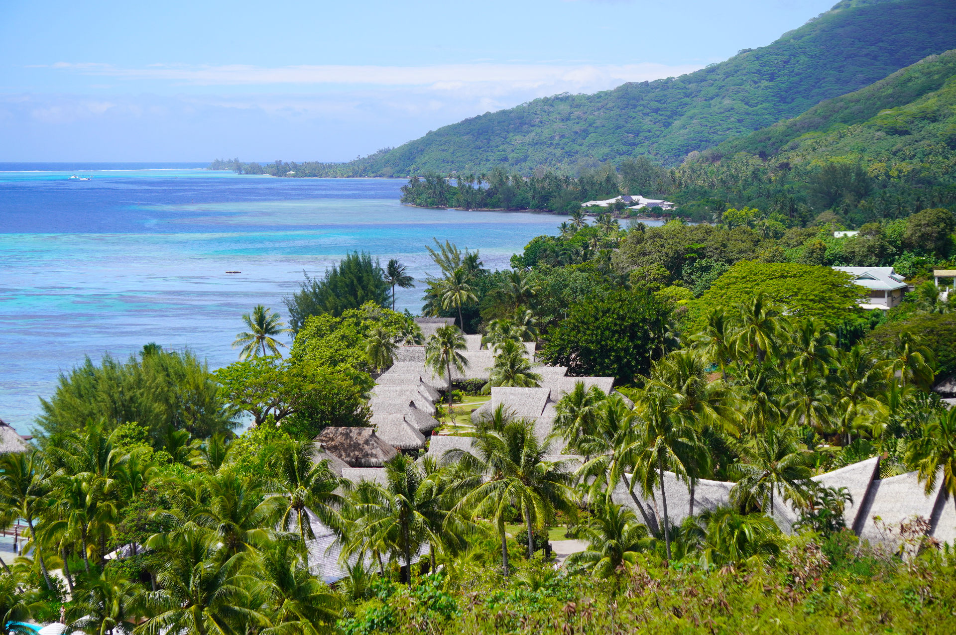 島の北東部にある「トアテア展望台」から見渡すラグーンと水上バンガローの景色