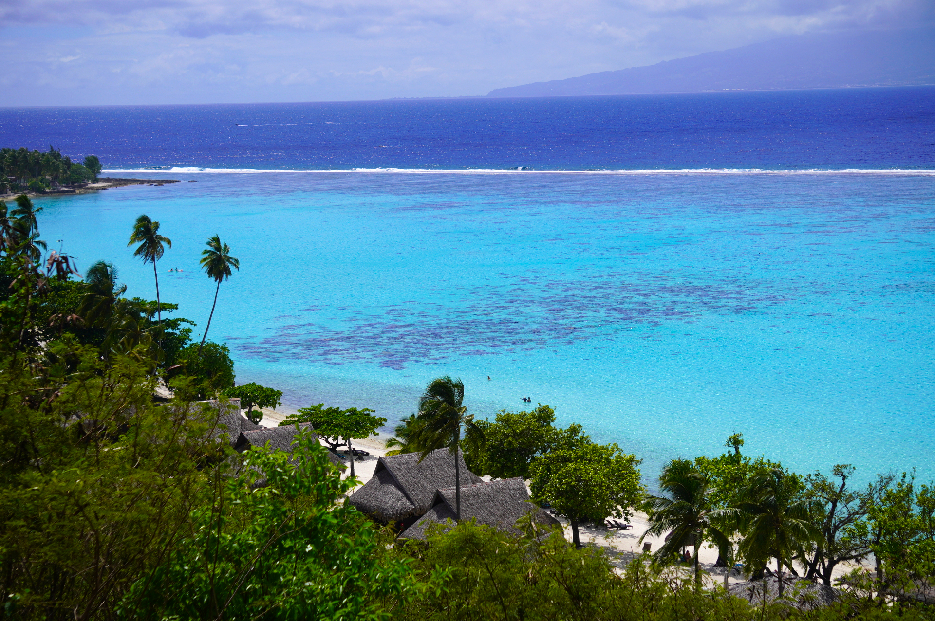 島の北東部にある「トアテア展望台」から見渡すラグーンと水上バンガローの景色