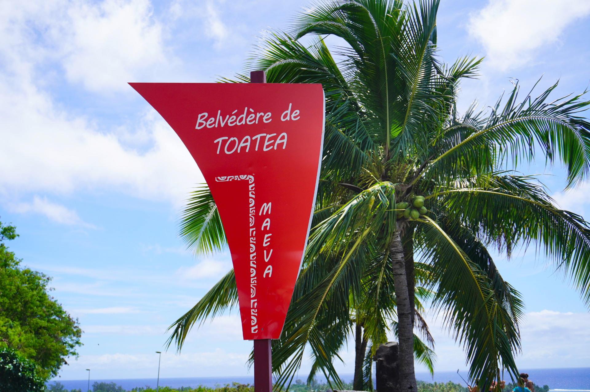 島の北東部にある「トアテア展望台」から見渡すラグーンと水上バンガローの景色