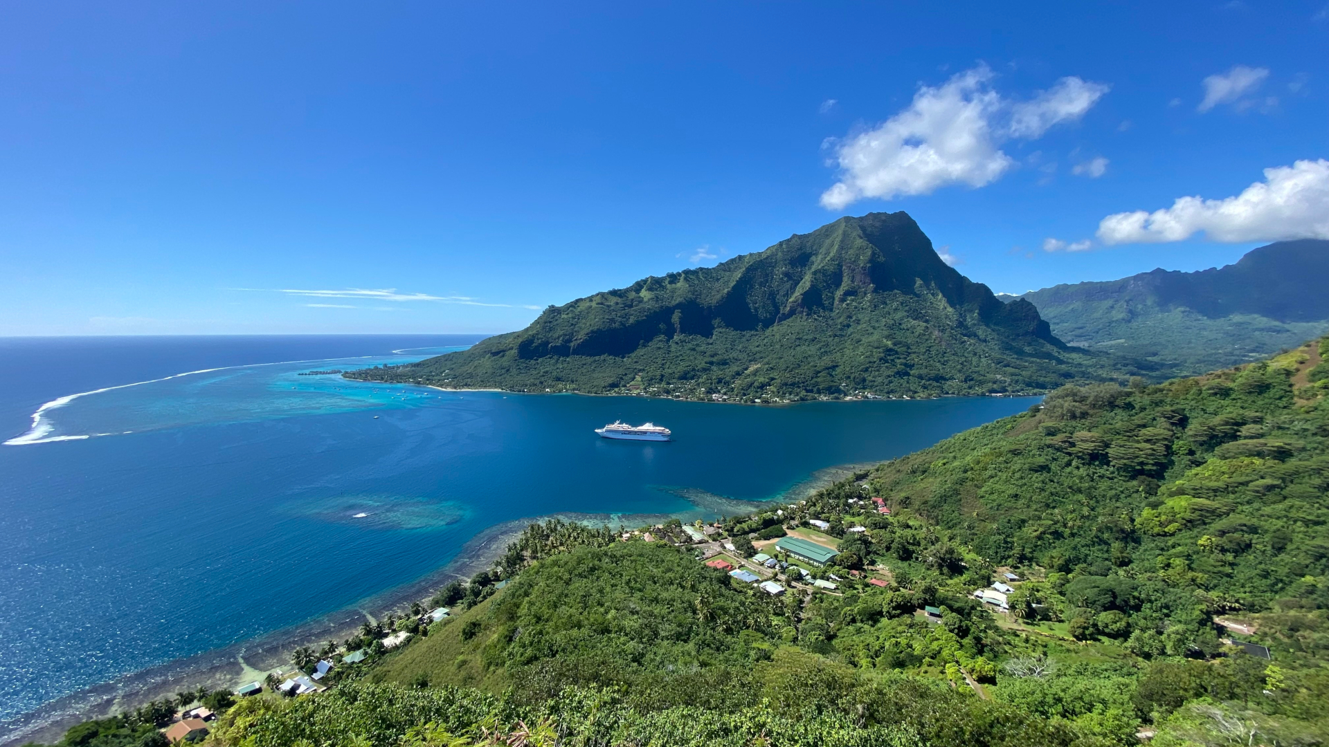 「マジック・マウンテン」からの眺望。頂上までは遊歩道が整備されているが、感覚としてはほぼトレッキング。ある程度の体力が要る