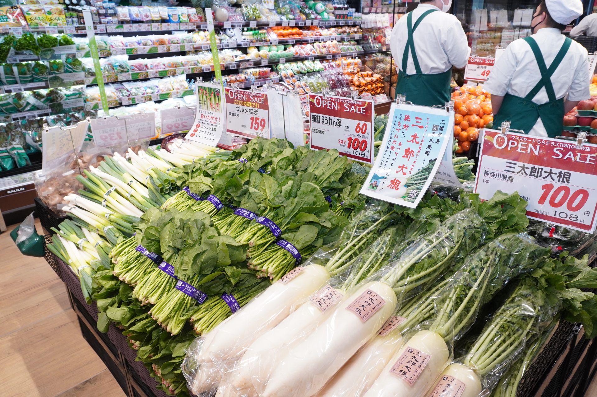 国産を中心とした精肉類、鮮魚、野菜、果物が充実している