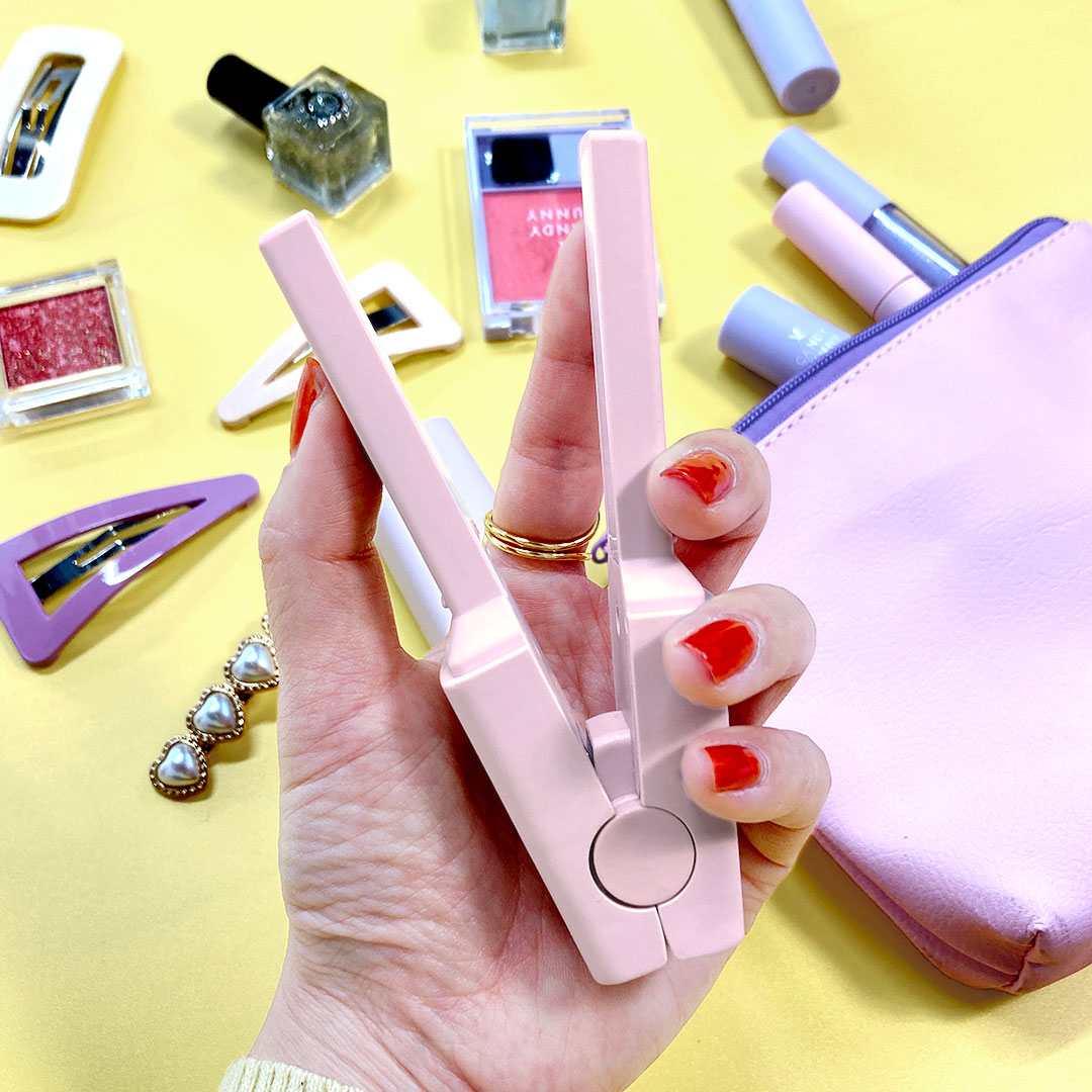 新商品「ミニストレートアイロン」は約13cmの手のひらサイズ。モバイルバッテリーからも充電できるUSB給電タイプ