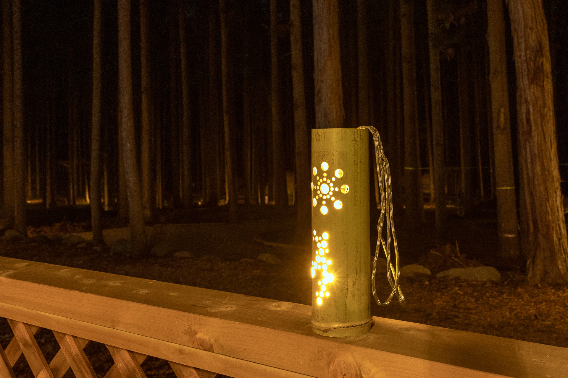 完成したバンブーランタン。光源としてコンパクトなLEDライトを竹筒のなかに入れている