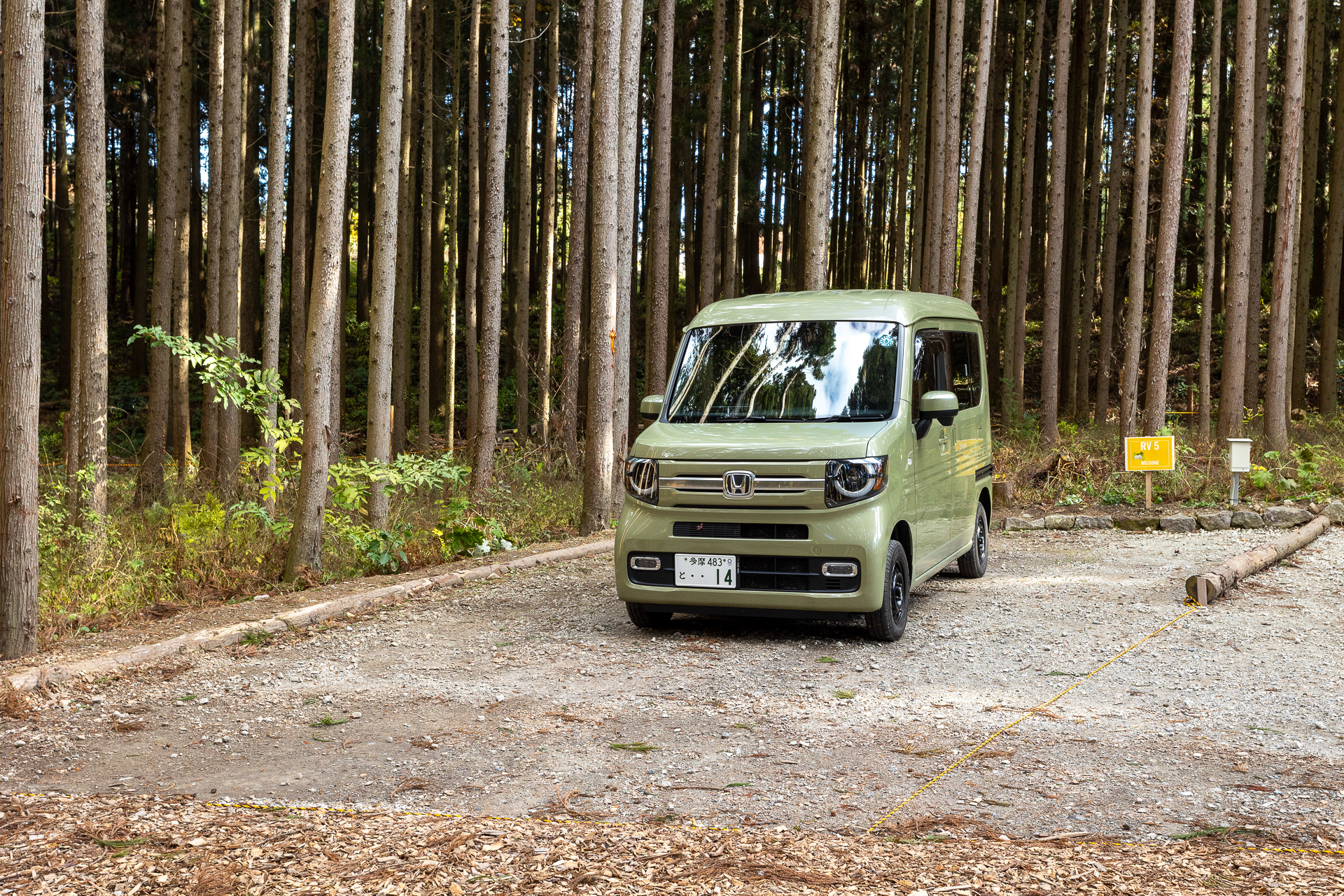 今回は管理棟から一番離れた5番のスペースを使わせてもらった。利用料金は3000円～という設定。電源使用込みでこれは安過ぎる感じ。1台分のスペースは長い辺が9mで横が4.5mと十分なもので、ほかのスペースもほぼ同じ広さだ。路面は砂利敷き＋硬めの土なのでペグを打つときはしっかりしたものと大きいハンマーがほしい