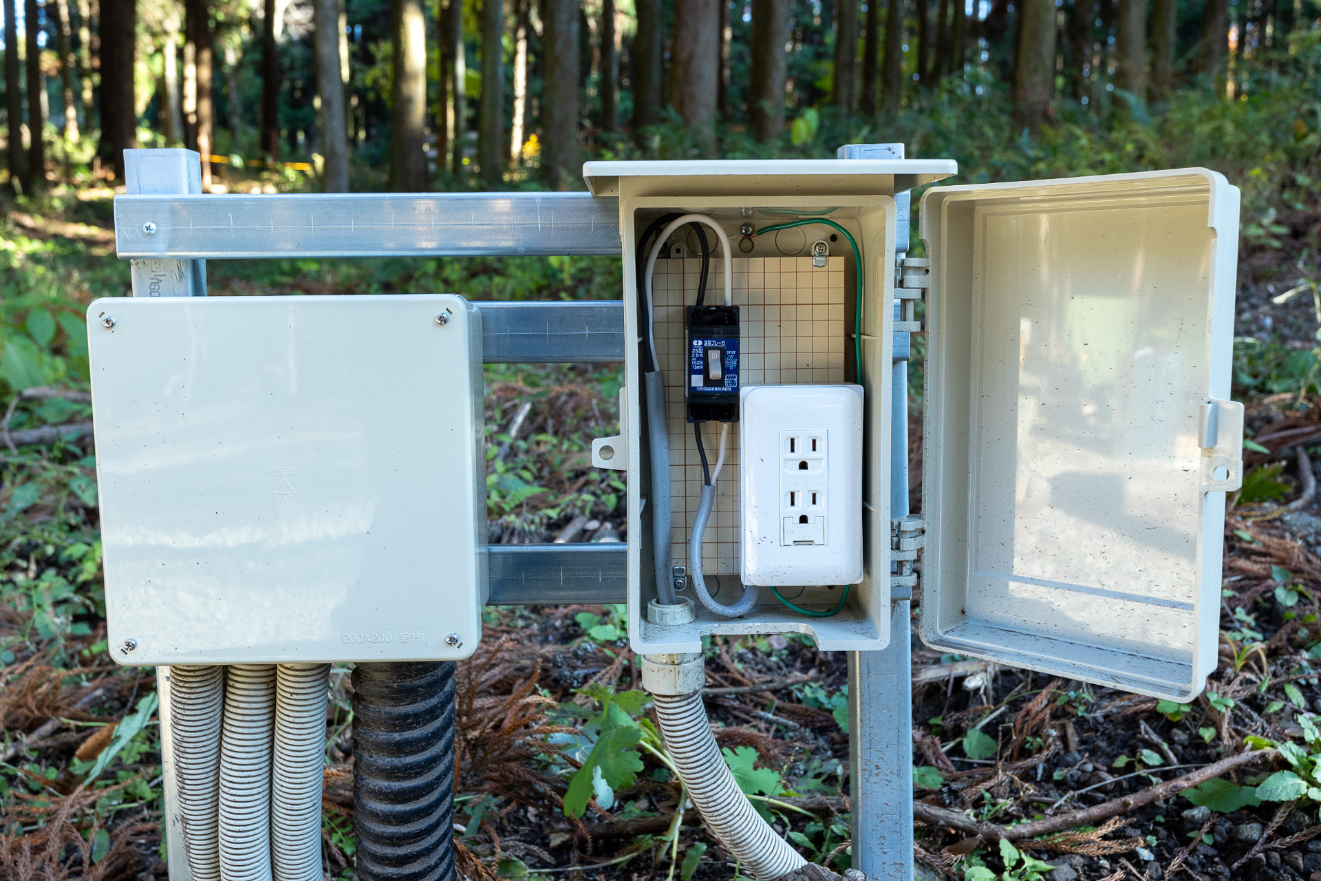 各スペースには100Vの電源がある。電源使用料は施設の利用料金に含まれる。施設利用料がかなり安い設定なので、電気が使えるといっても節度を持って利用したい