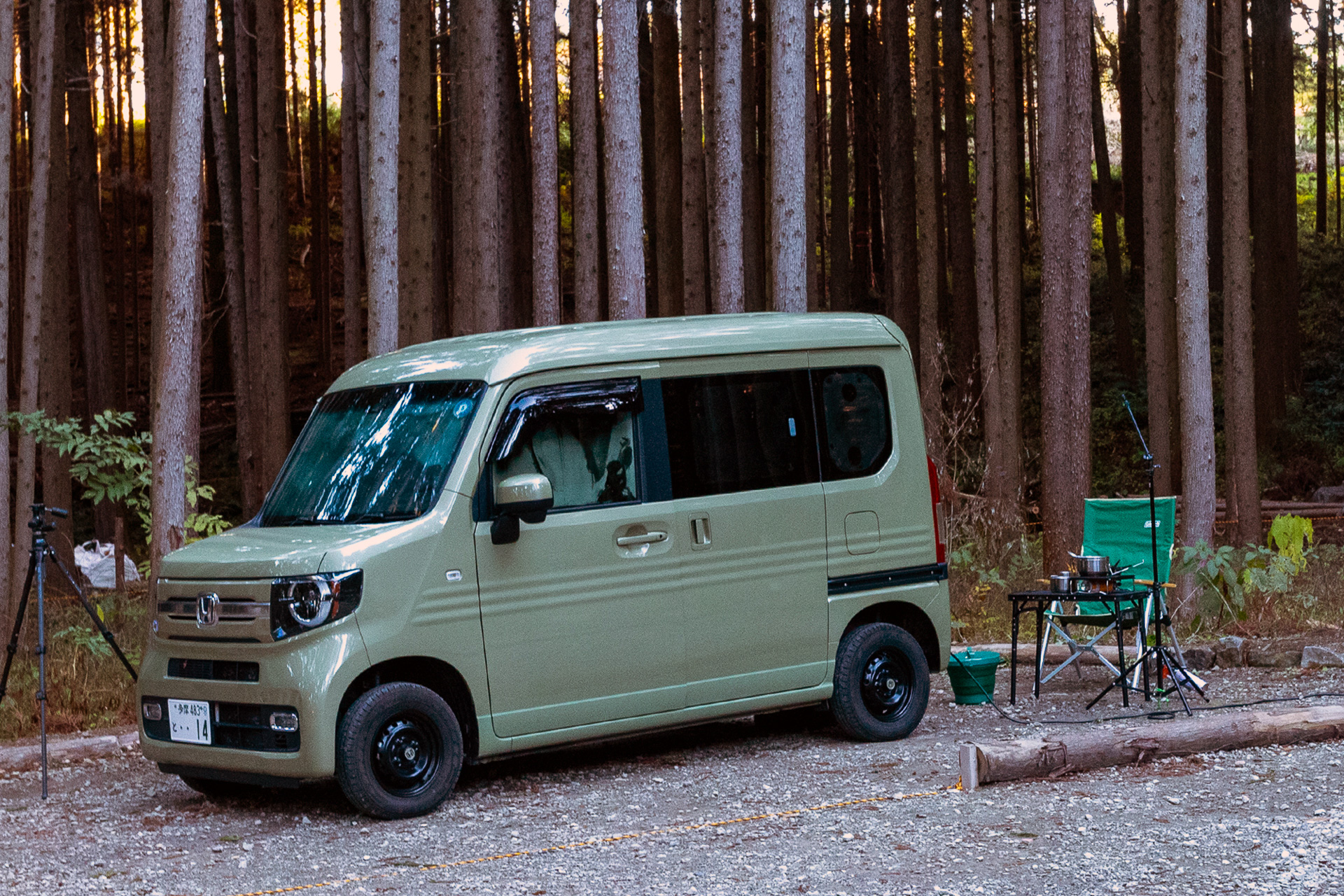 スペース内であれば車外へのイスやテーブルの展開はOK。火を使う調理もOK。たき火台を使用してのたき火もOKだ