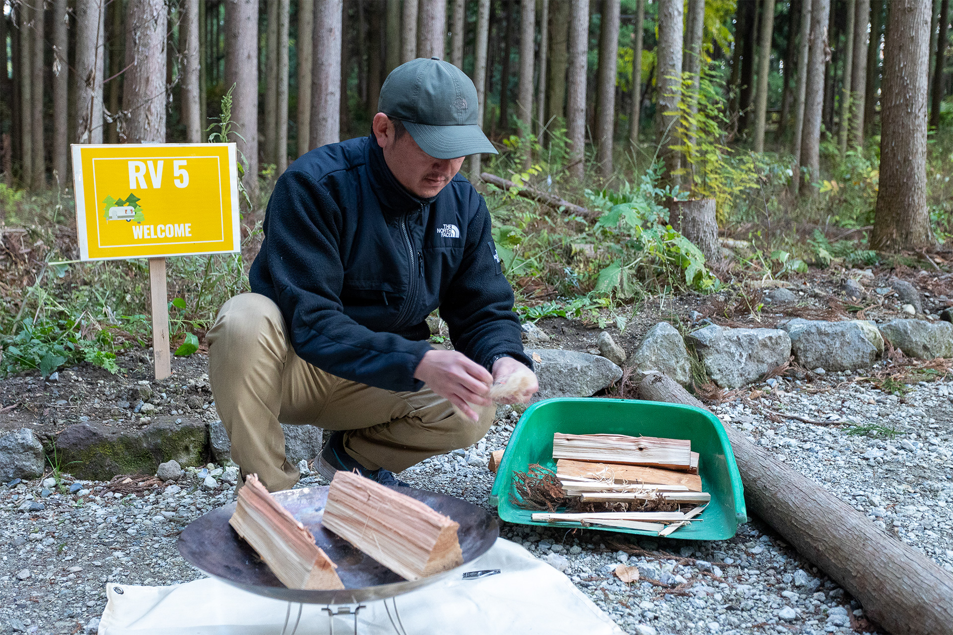 支配人の遠藤氏は日本ブッシュクラフト協会が開催する講習を受け資格試験に合格。その経験を活かしたブッシュクラフトの体験プログラムを開催予定。今回は筆者のたき火にファイヤースターターのみで火を点けてくれた