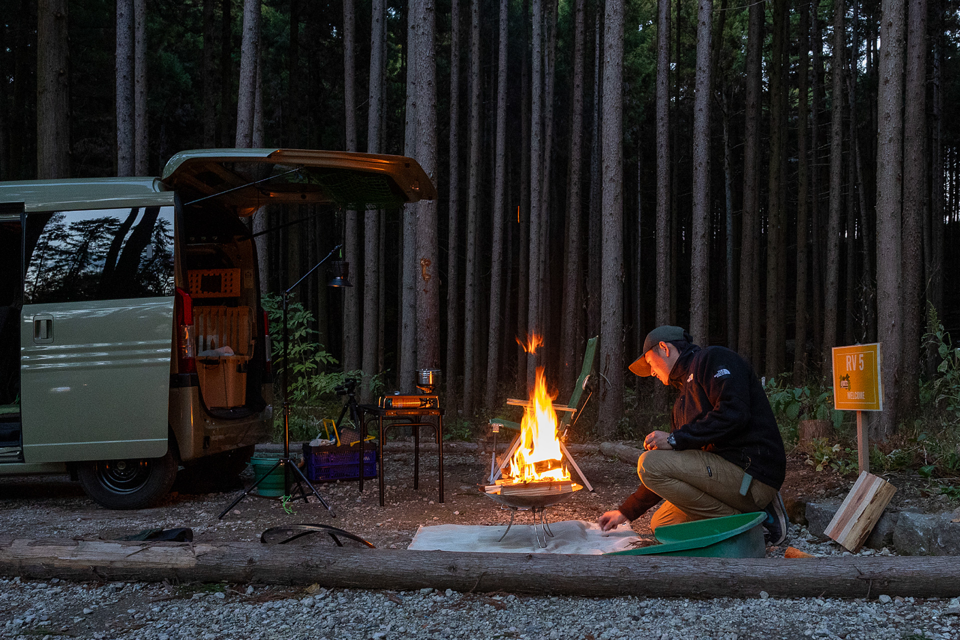 すぐにこれだけの火力になった。RVキャンプ泊しながらこうした技術を学べるのはいいこと