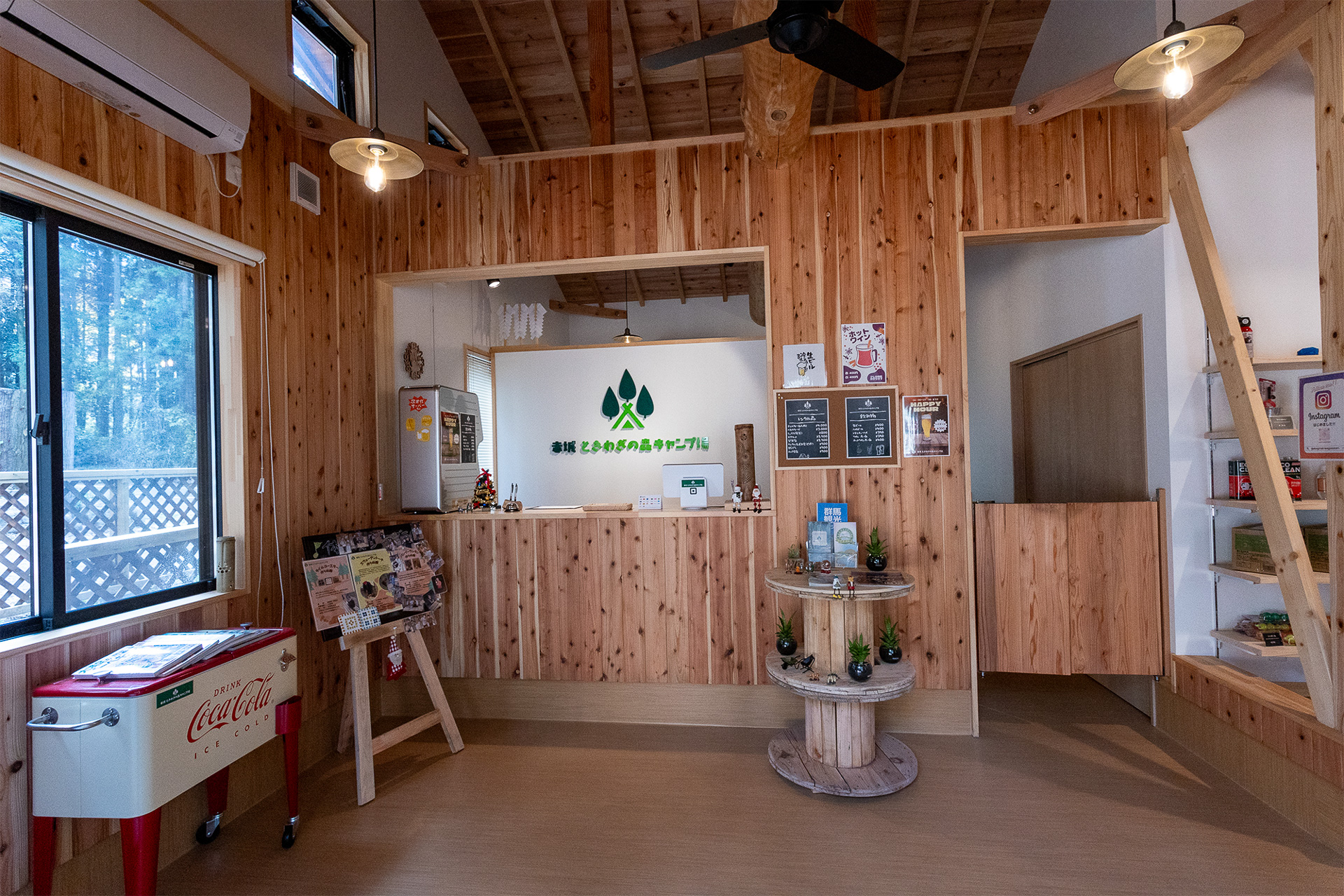 共用施設の紹介。管理棟は朝8時から19時まで人がいる。それ以降の緊急対応は電話で受けている。キャンプ場から近いところに担当スタッフがいるのでなにかあれば駆けつけられる体制