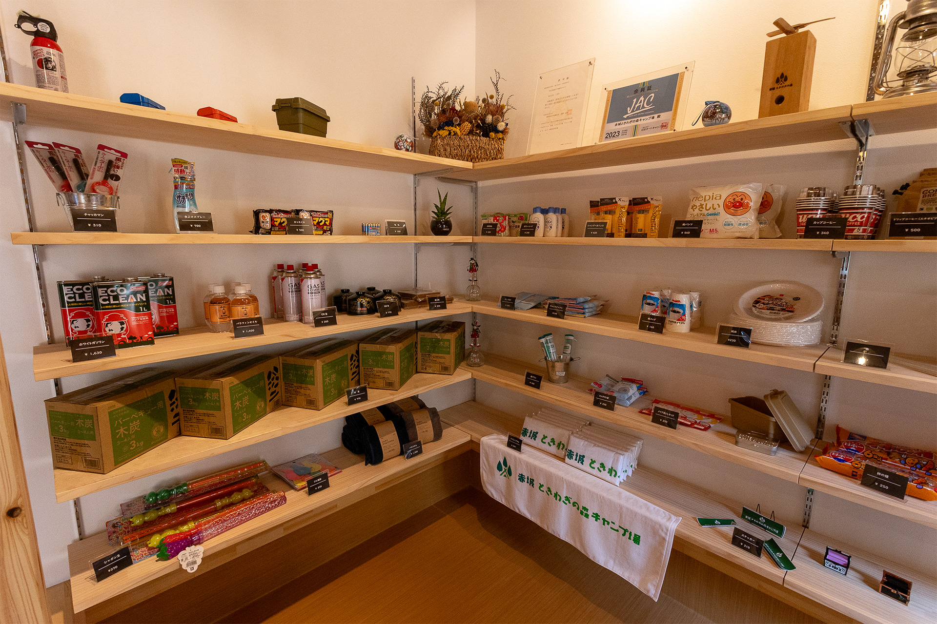 受け付け横には売店がある。ホワイトガソリン、ガス、炭などからシャンプーなどもある