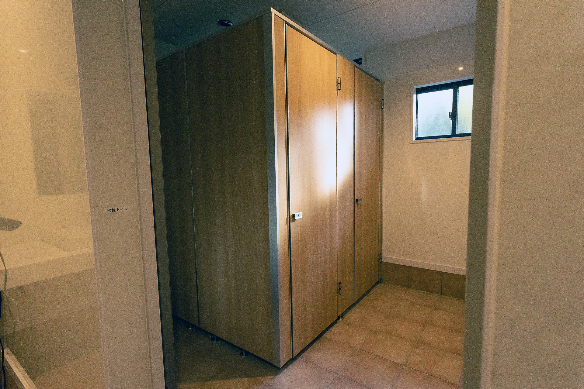 男女別のきれいなトイレ。個室は男女ともに2つあり、温水洗浄便座、暖房便座など装備。ライトは人感センサータイプ