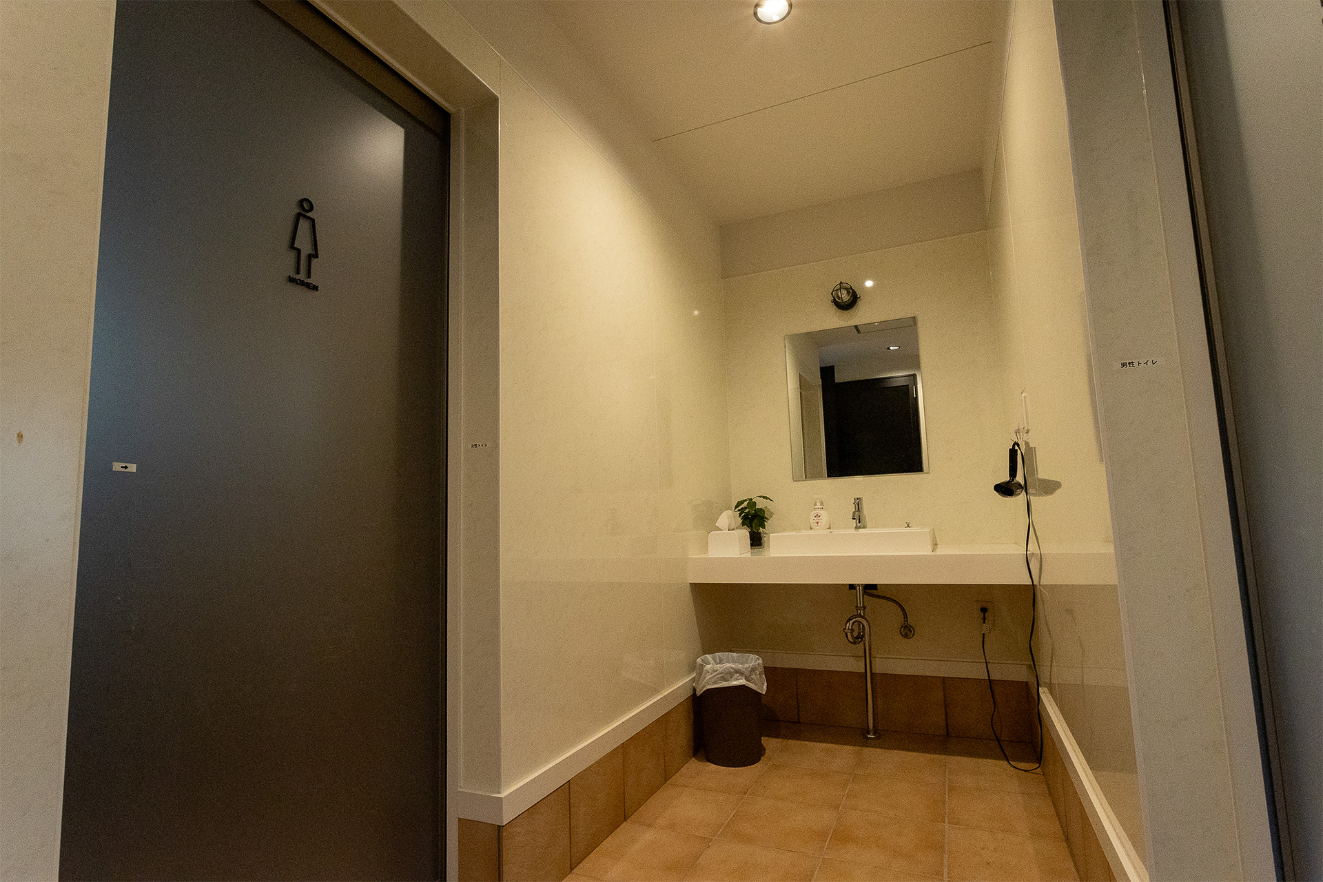 男女トイレスペースの間にはこれまたきれいに管理されている手洗いと鏡があるが、ここはシャワー後に髪の毛を乾かす場としても使えるようドライヤーが置いてある。女性客に好評という