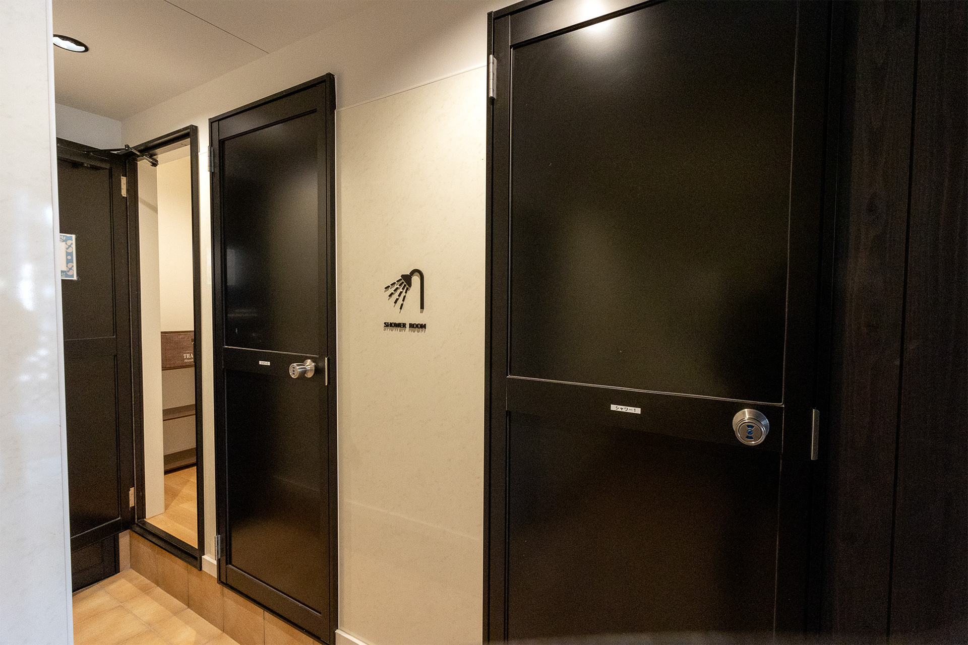 シャワールームは3つあり利用は無料。しかも1日中（清掃時間除く）使えるので混んでいるときも利用しやすい