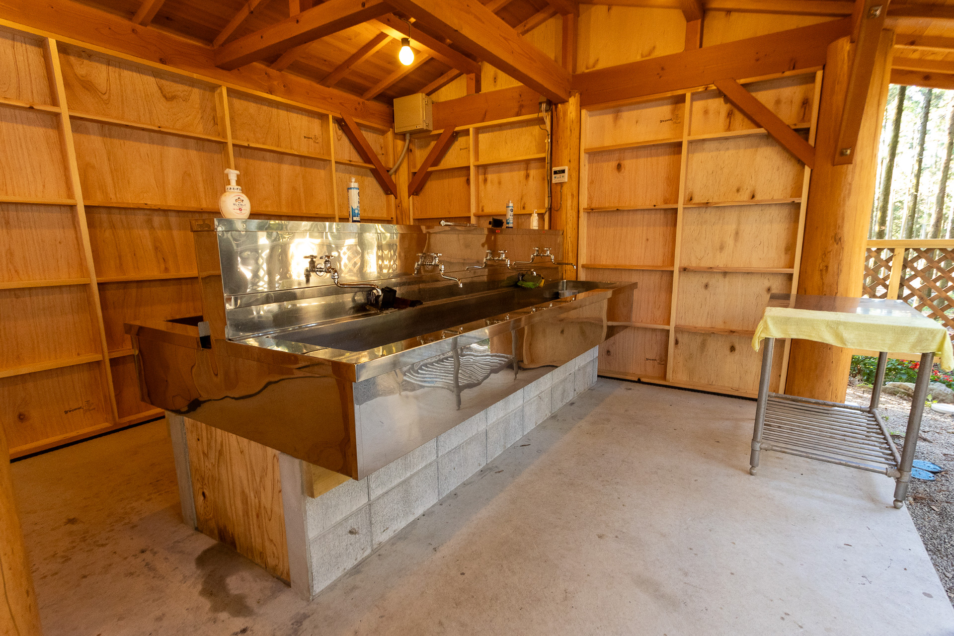 水栓は片側ずつ4つ、計8つあるがそのうち4つは温水が出る