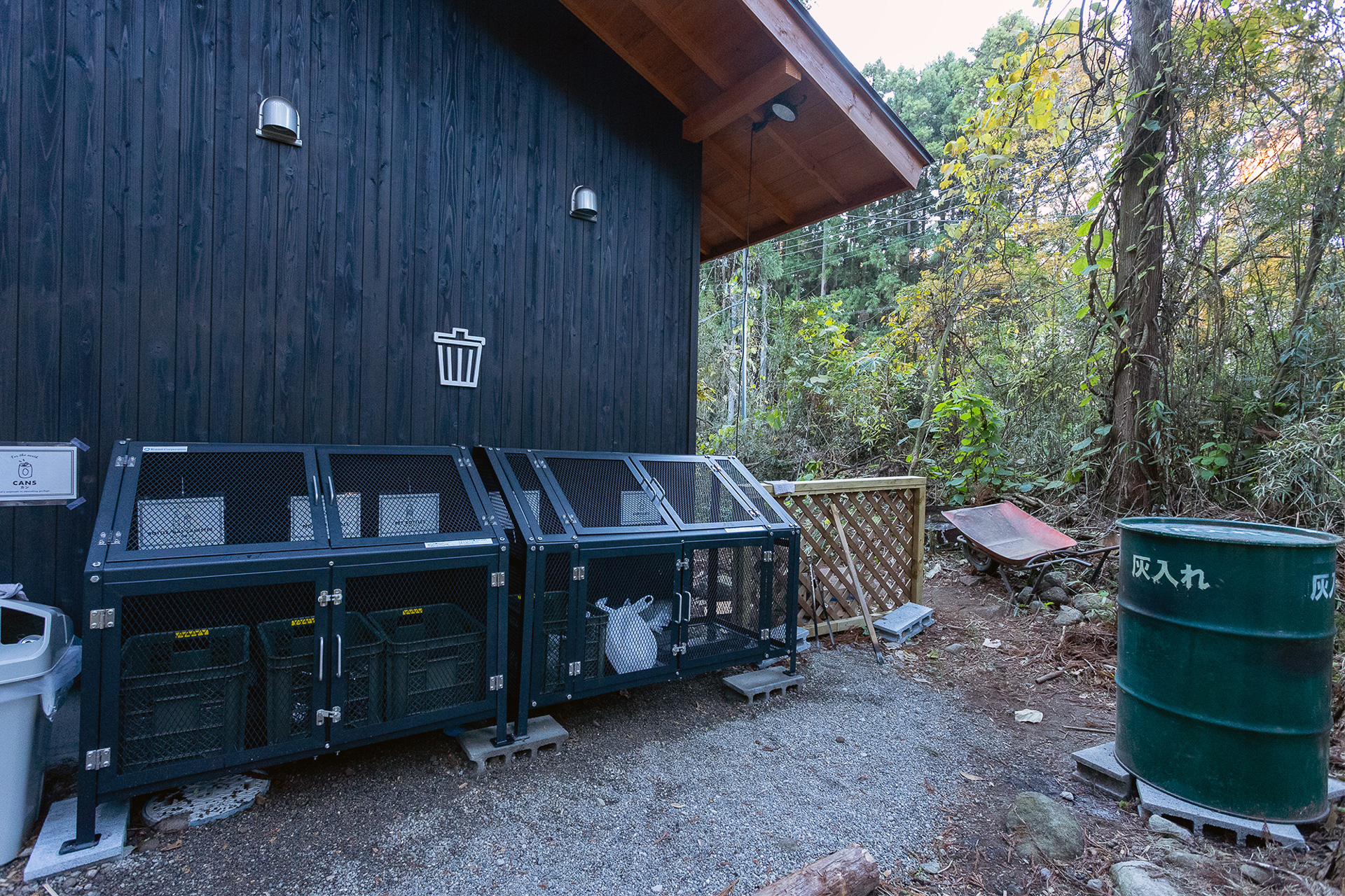 管理棟の横にゴミ捨て場がある。ゴミ処理は有料で料金は300円。もちろん分別は必要。たき火の灰を捨てるドラム缶もある