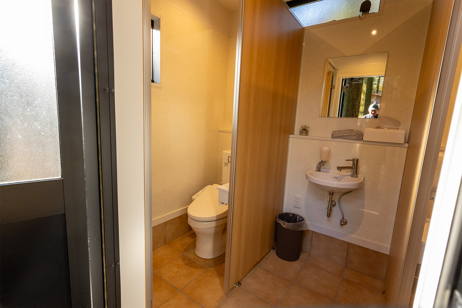 場内にはトレイ棟がもう1つある。こちらも男女とも個室が2個ずつ