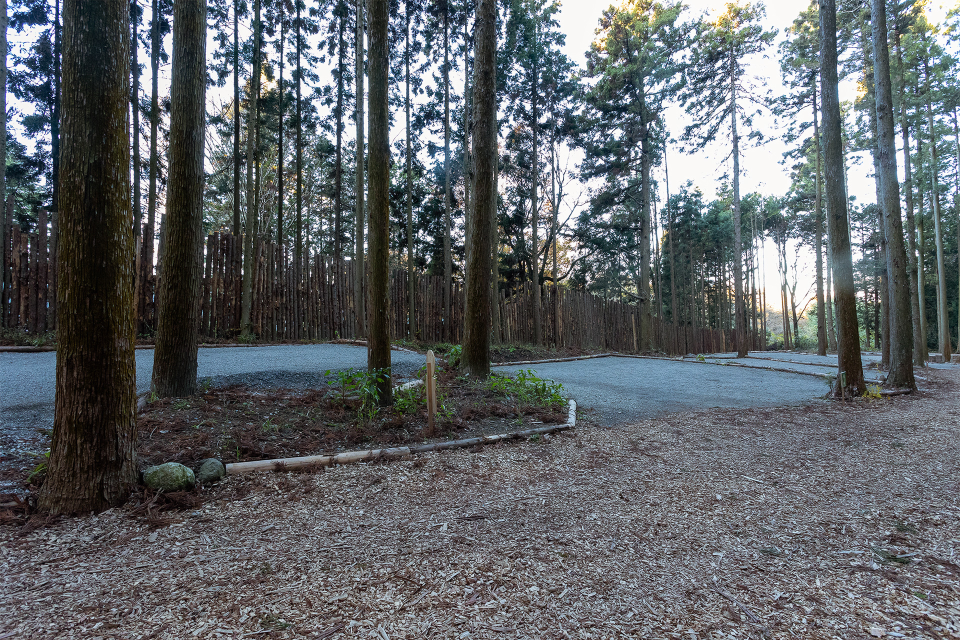 道路側のサイトは傾斜を利用してサイトごとに段になっている。利用者からは隣り合っていても目線が違うので隣が気にならないという感想が多いという