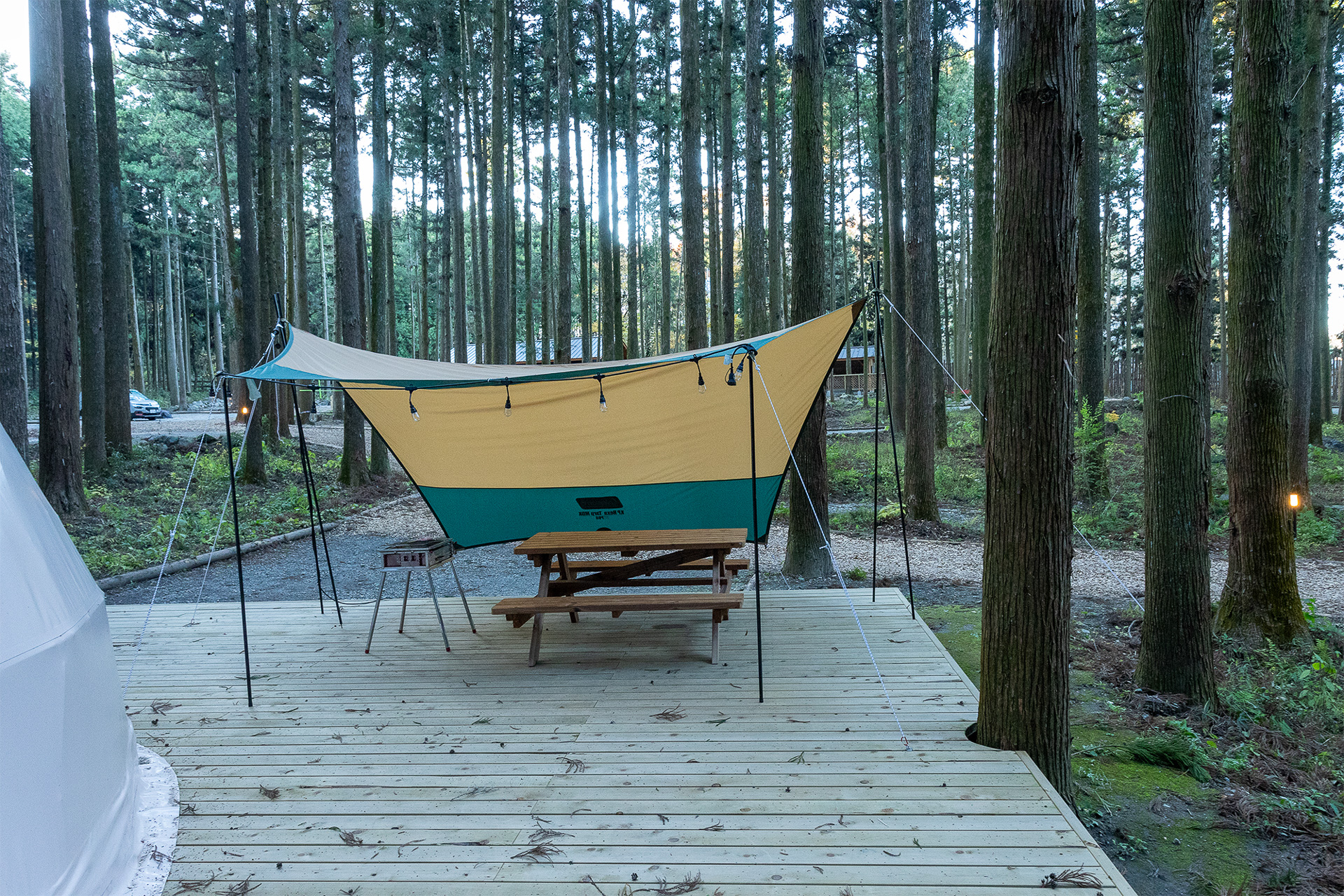 ウッドデッキにはタープが張ってあるスペースもある。バーベキューコンロも付いている。当たり前だがウッドデッキの上ではたき火は厳禁だ