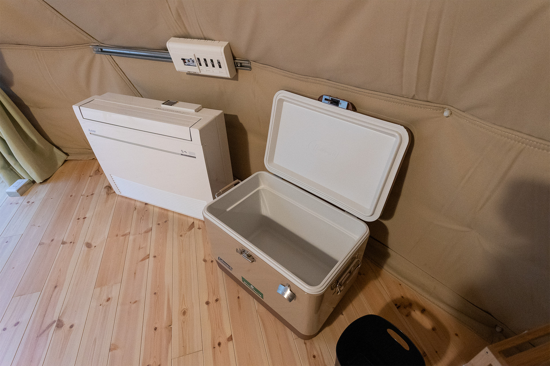 エアコン完備。クーラーボックスがあるのでバーベキュー用の食材など入れておける