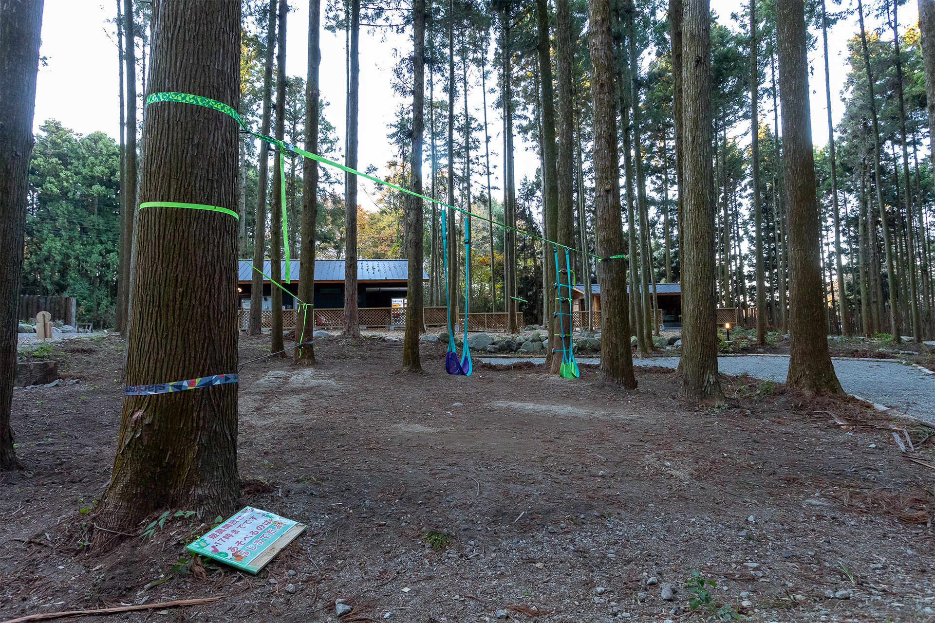 管理棟の近くにある子供たちの遊び場。利用できる時間は17時まで