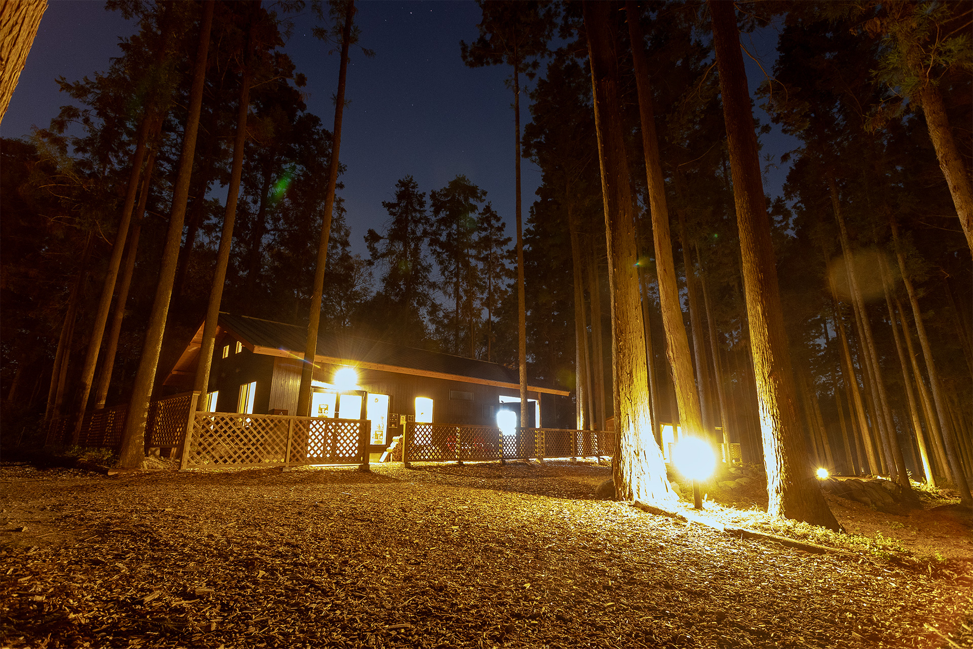 管理棟は19時まで。22時から翌朝7時までは静寂タイムなので、この時間内は静かに過ごすこと
