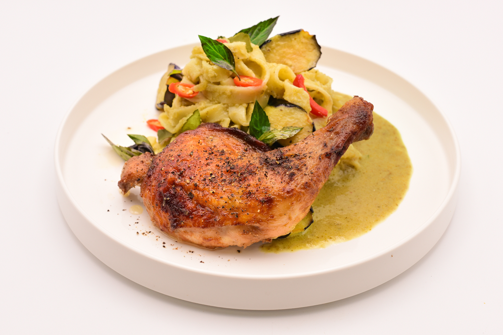 グリーンカレーともちもち平麺パスタを使ったオリジナル看板メニュー「スパゲッティゲンキャオガイヤーン」