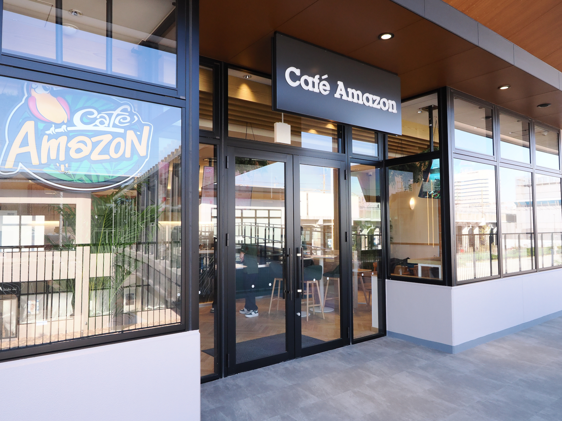 店舗は「三井ショッピングパーク ららテラス TOKYO-BAY」の2階、フードコートの向かい。全34席