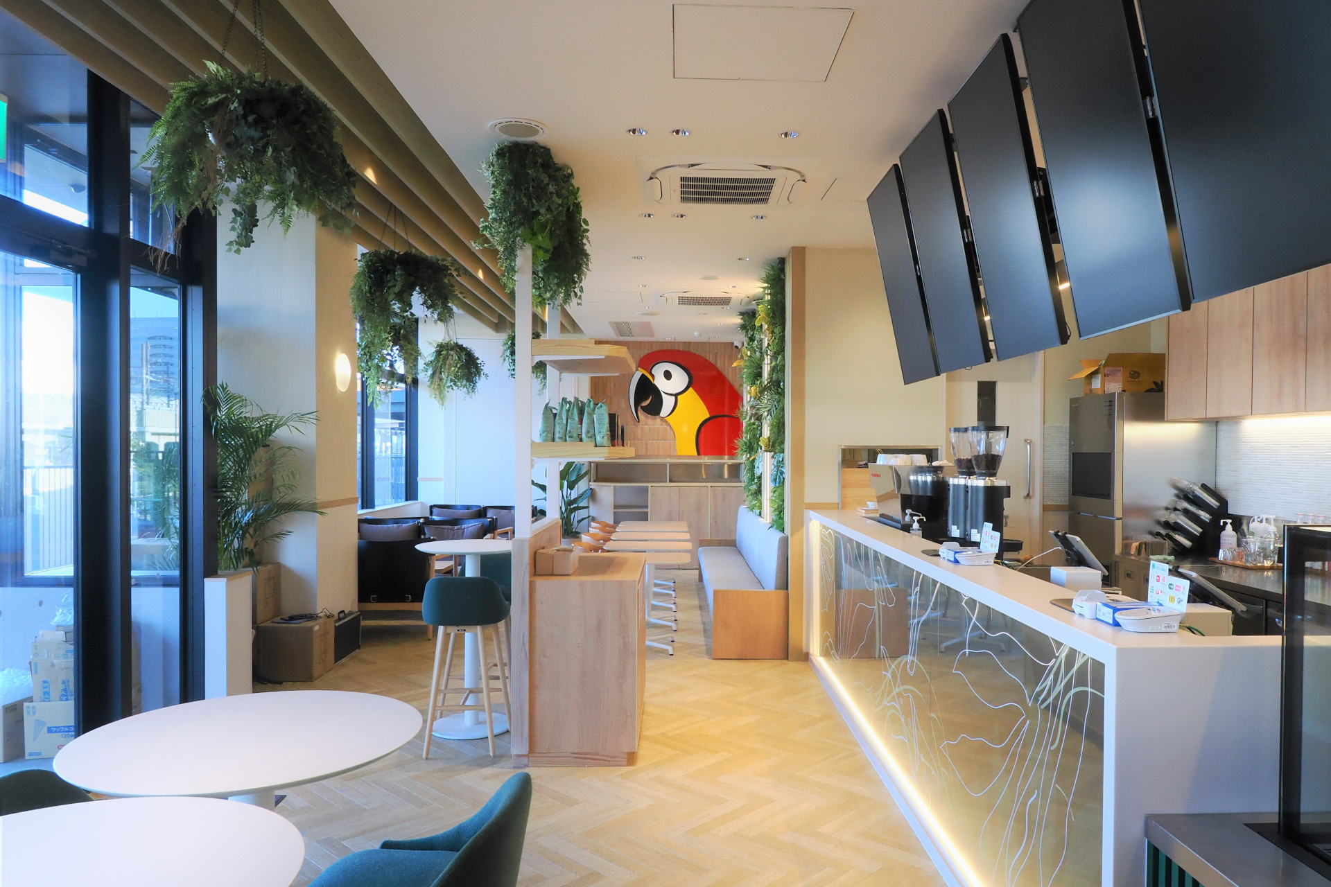 厳選したタイ直送の焙煎豆を使用し、店内で挽きたてを提供する