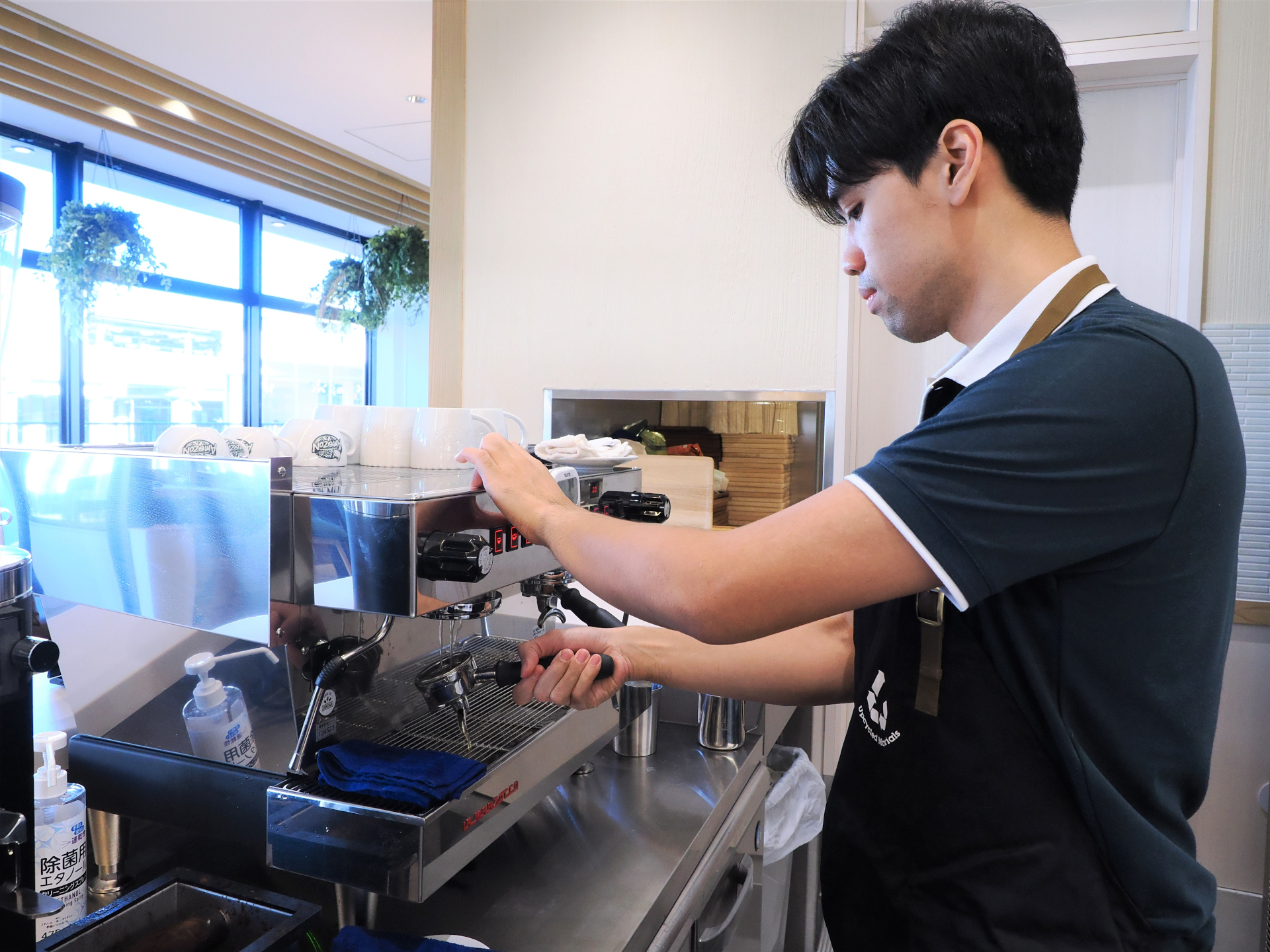 厳選したタイ直送の焙煎豆を使用し、店内で挽きたてを提供する