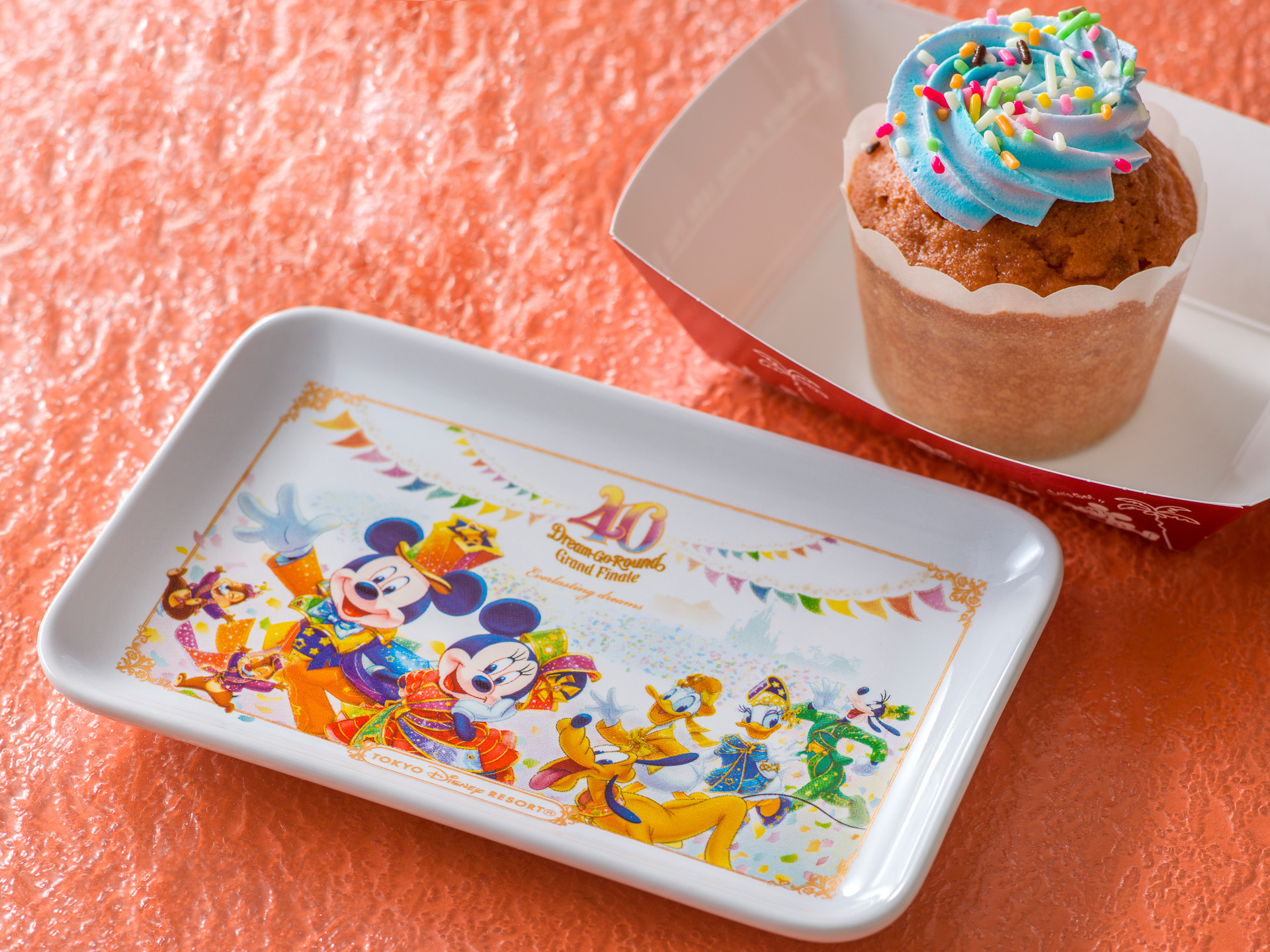 「ストロベリーマフィン、スーベニアプレート付き」（マフィンにプラス550円）