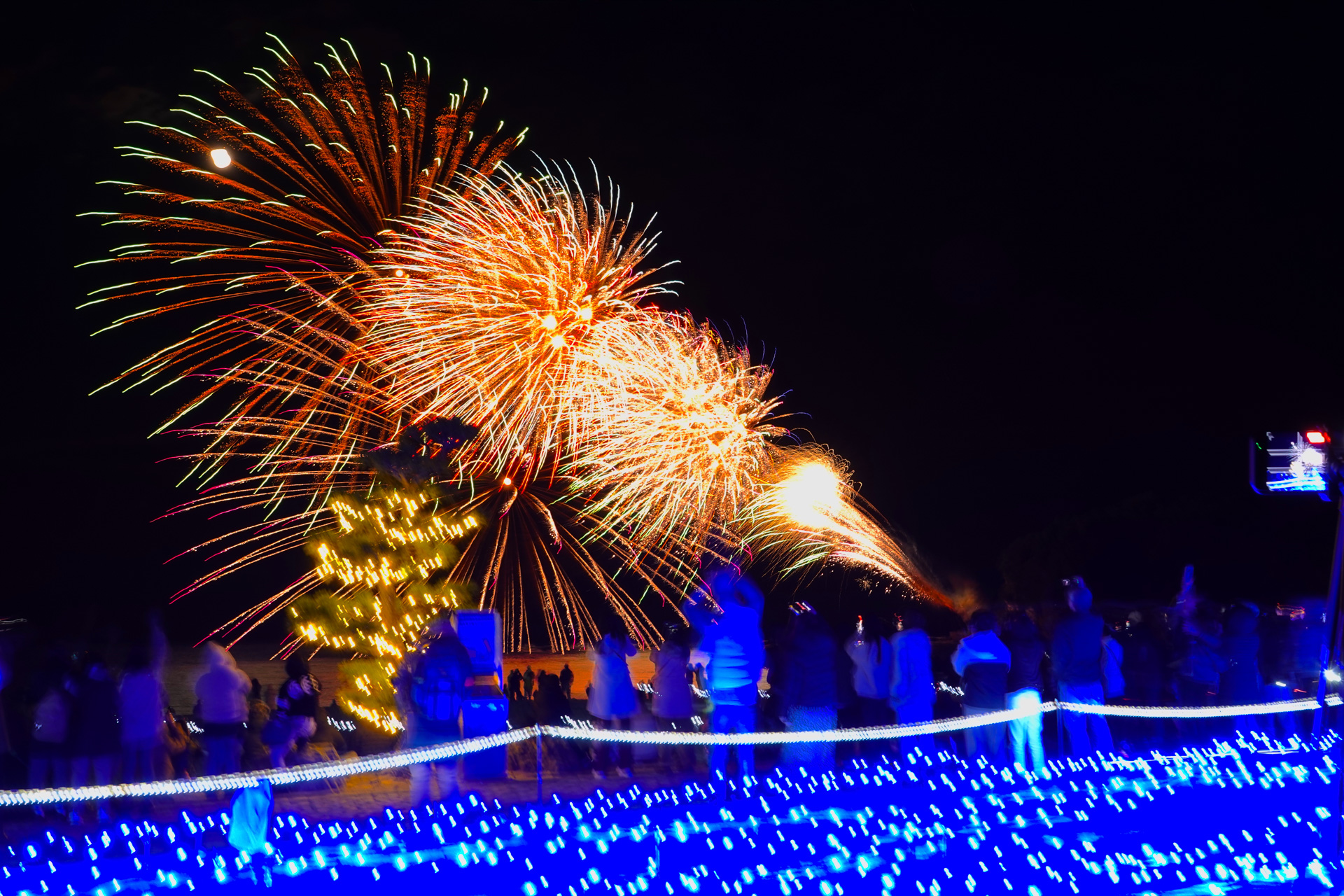 年末カウントダウン花火（今年度は写真同様のイルミネーションではなくライトパレードのみ）