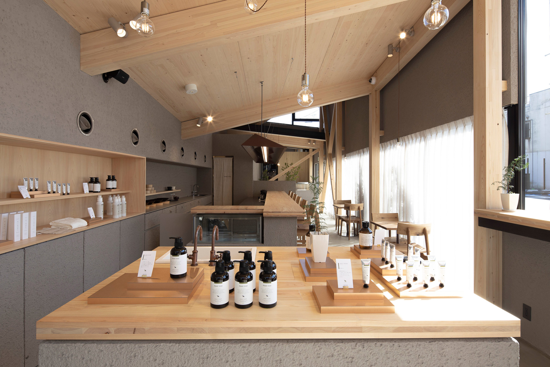 meet tree Café NAKATSUGAWAは、木の温もりが感じられ、心が癒される空間です