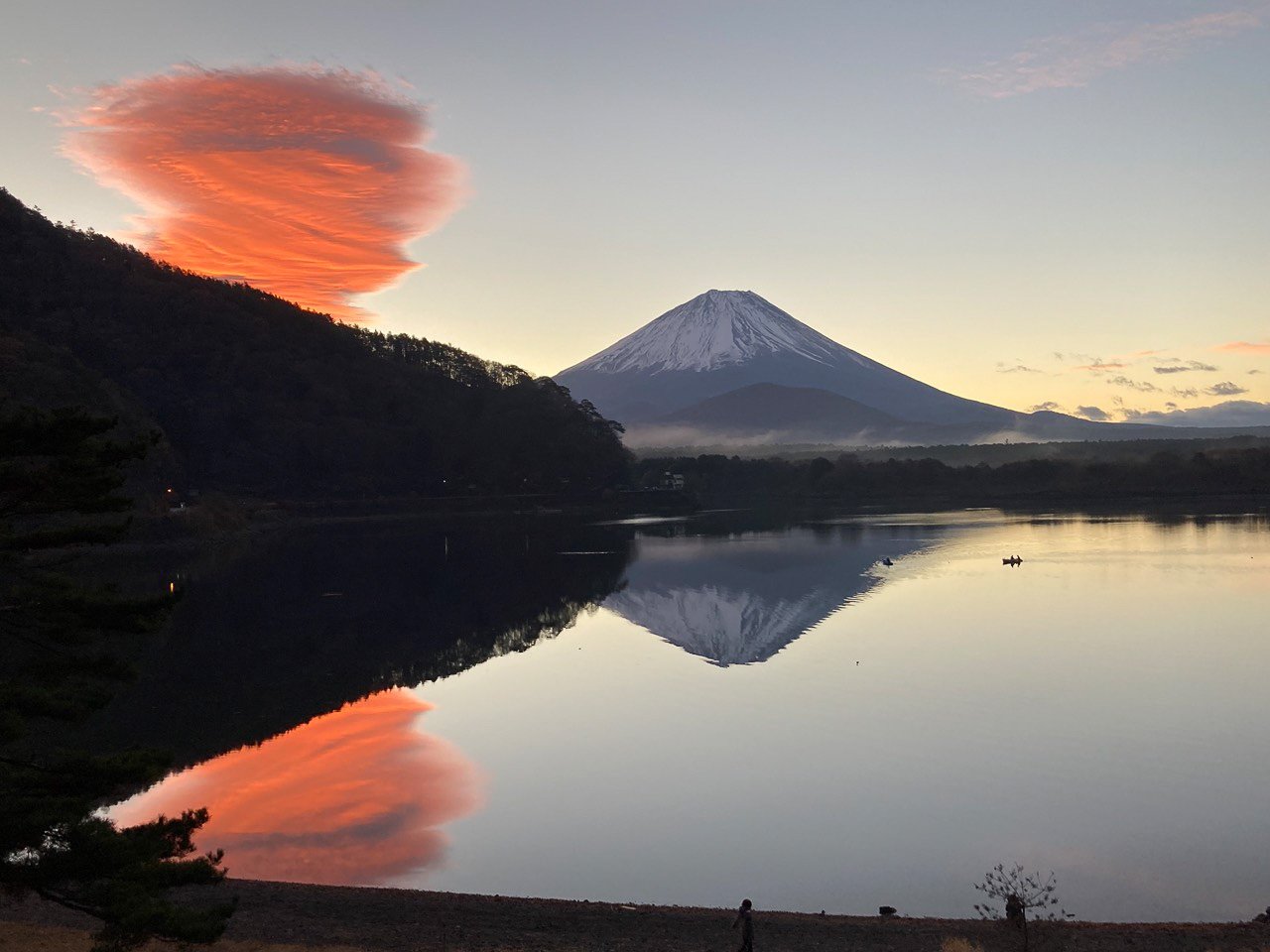 逆さ富士を望む