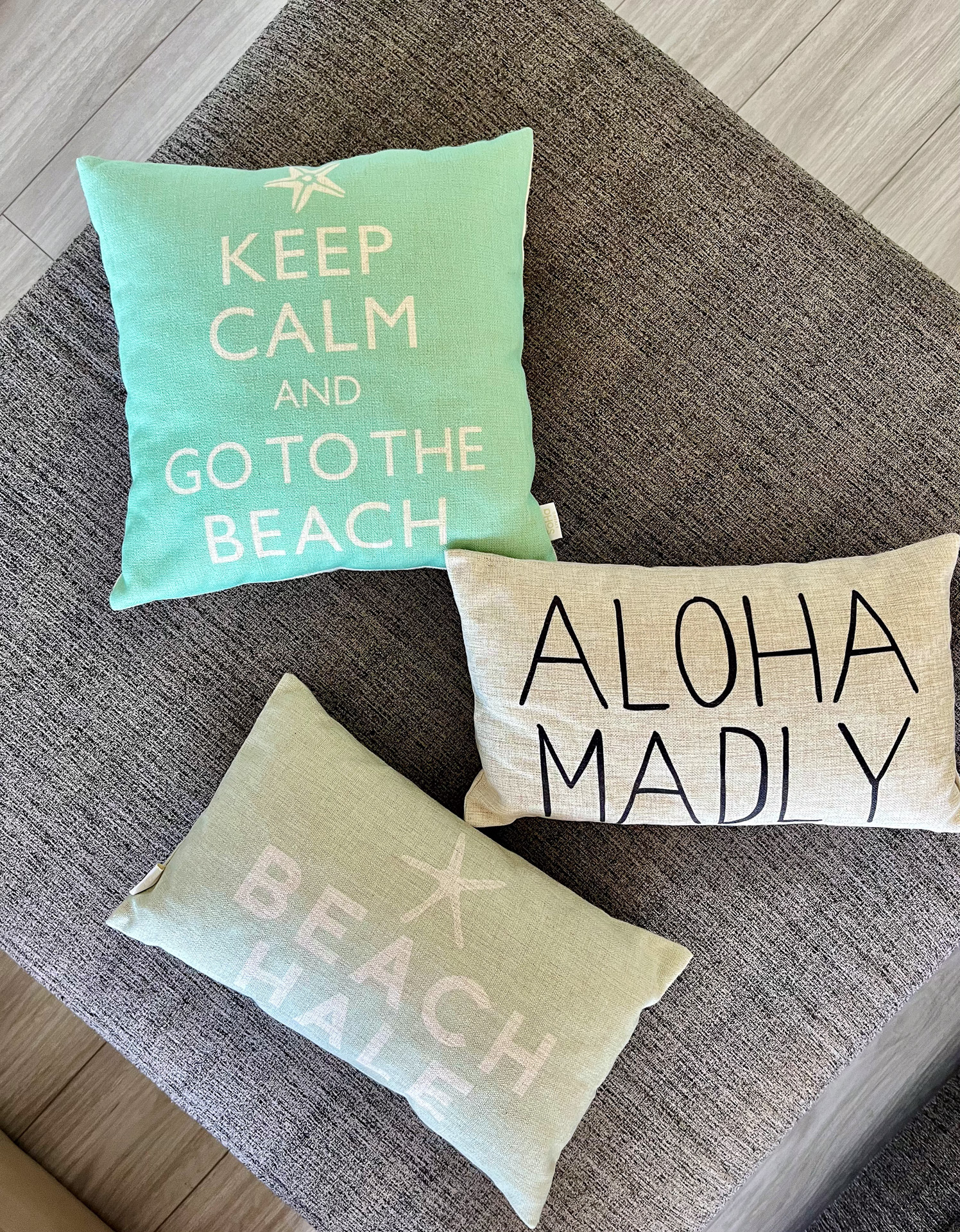 1つあるだけで海風を感じるような部屋に。年に数回、店の端の小さな箱に商品が押し込まれた半額セールでの掘り出し物の1つ（＄12～）