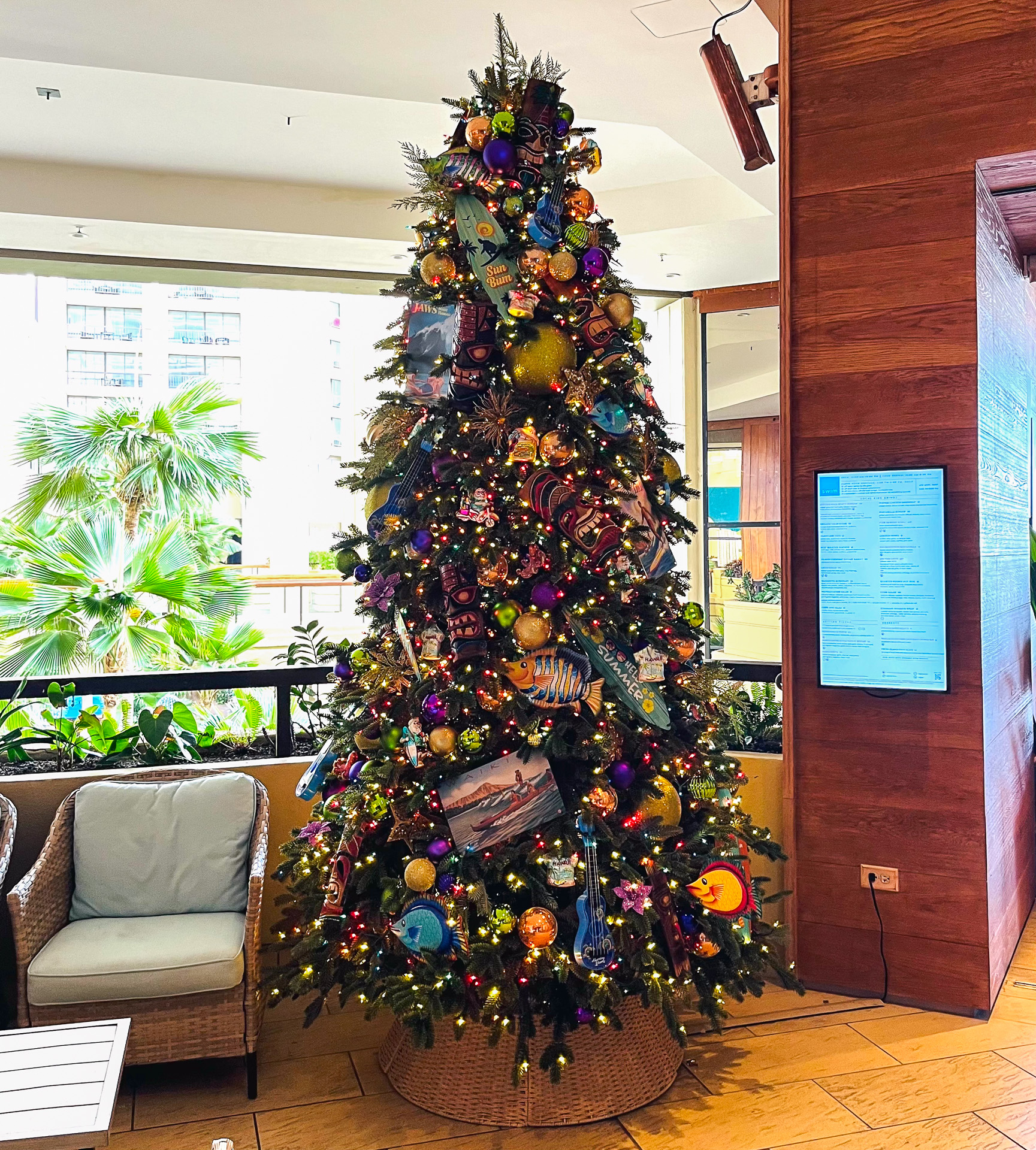 ハイアットリージェンシーのツリーは、トロピカルフィッシュやティキ、サーフボードなど、ハワイらしさにあふれたオーナメントがユニーク