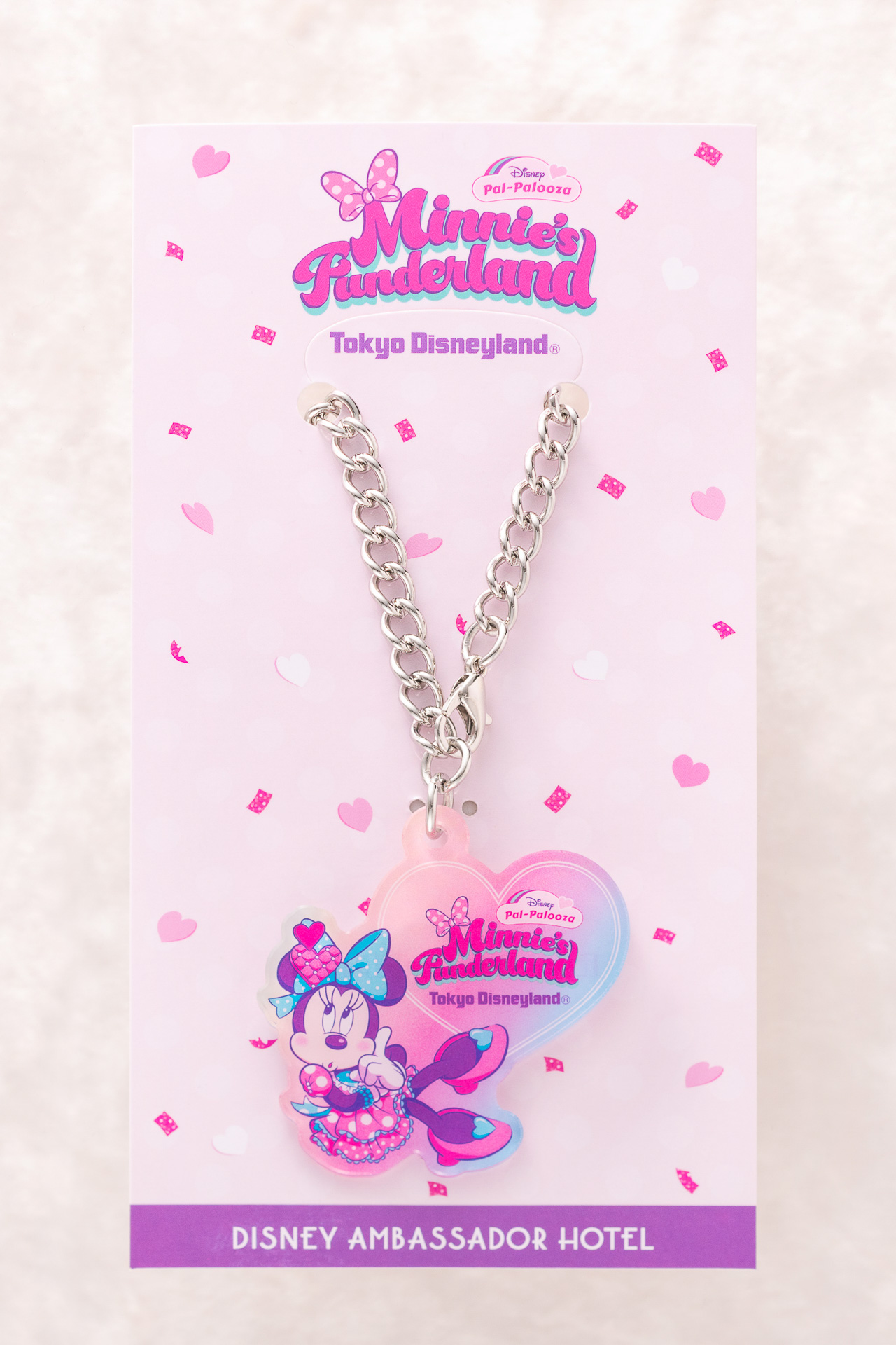 デザートのプレート上のミニーマウスと同デザインの「オリジナルチャーム」