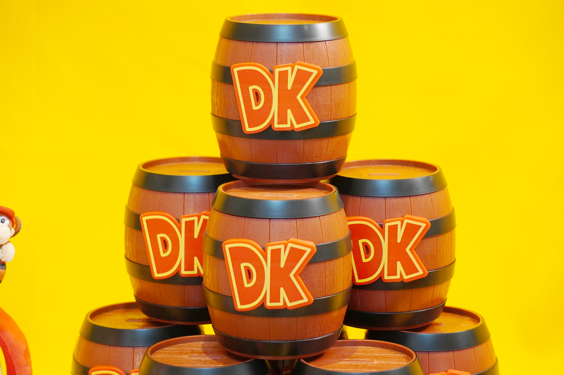 「アソートスナック」の中身はパスタスナック（ソルト）とライスクラッカー（さとうじょうゆ）の2種入り。樽の容器は貯金箱として使える