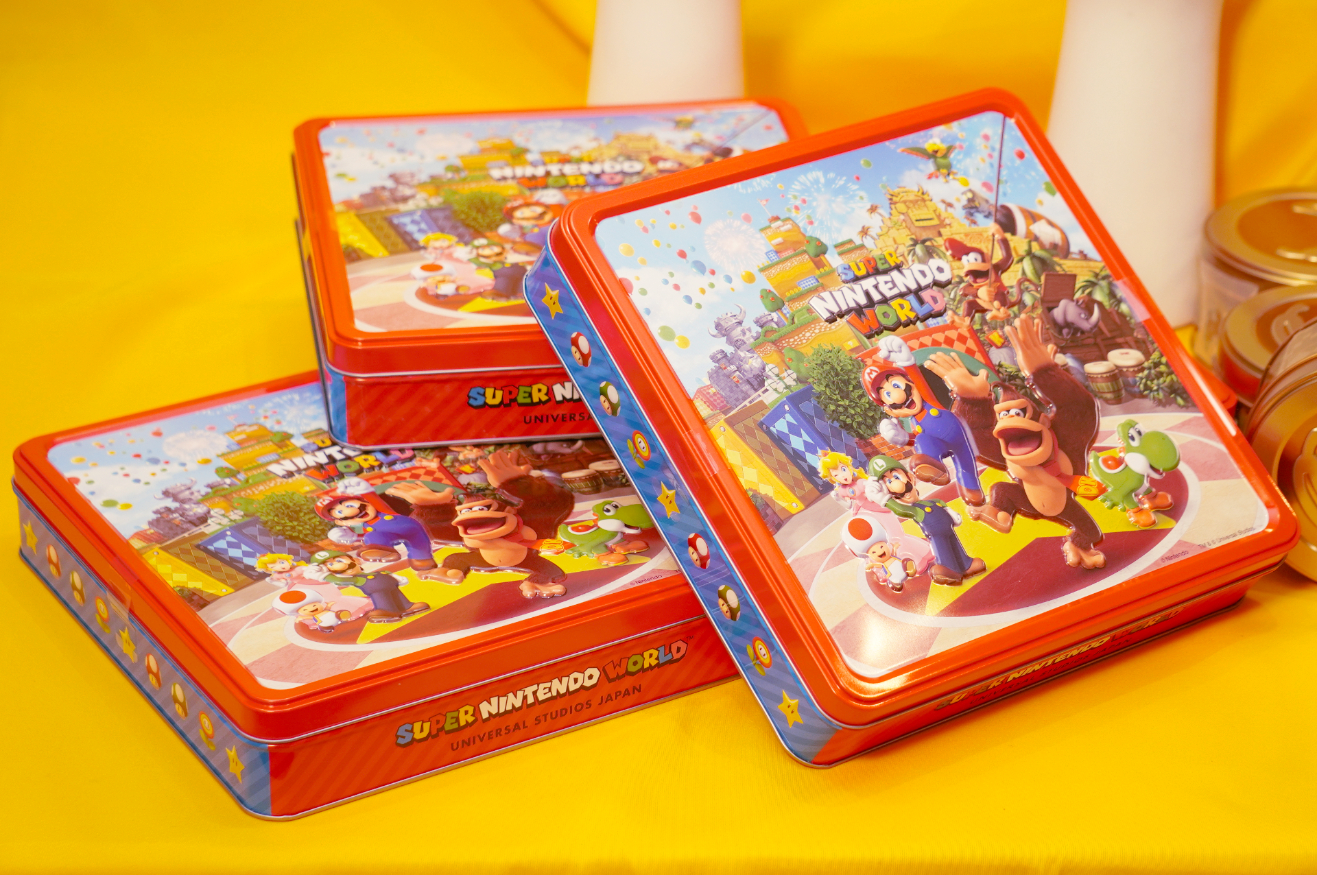 四角い缶の「アソートスウィーツ」。ワッフルやバナナ柄の金太郎飴などいろいろなお菓子が入って豪華