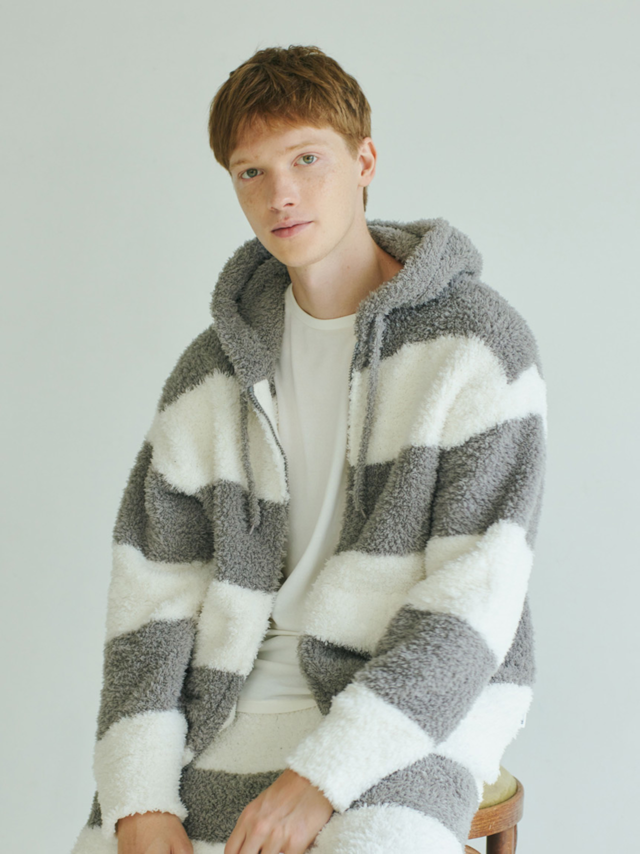 M/Lサイズの「フーディー」はLGRY、BLUE、WINEの3色展開