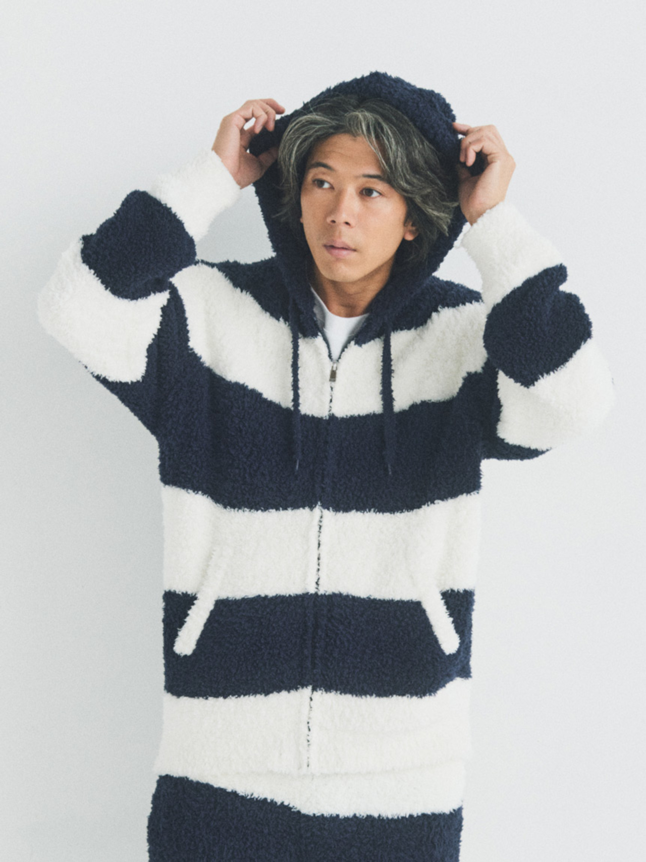 M/Lサイズの「フーディー」はLGRY、BLUE、WINEの3色展開