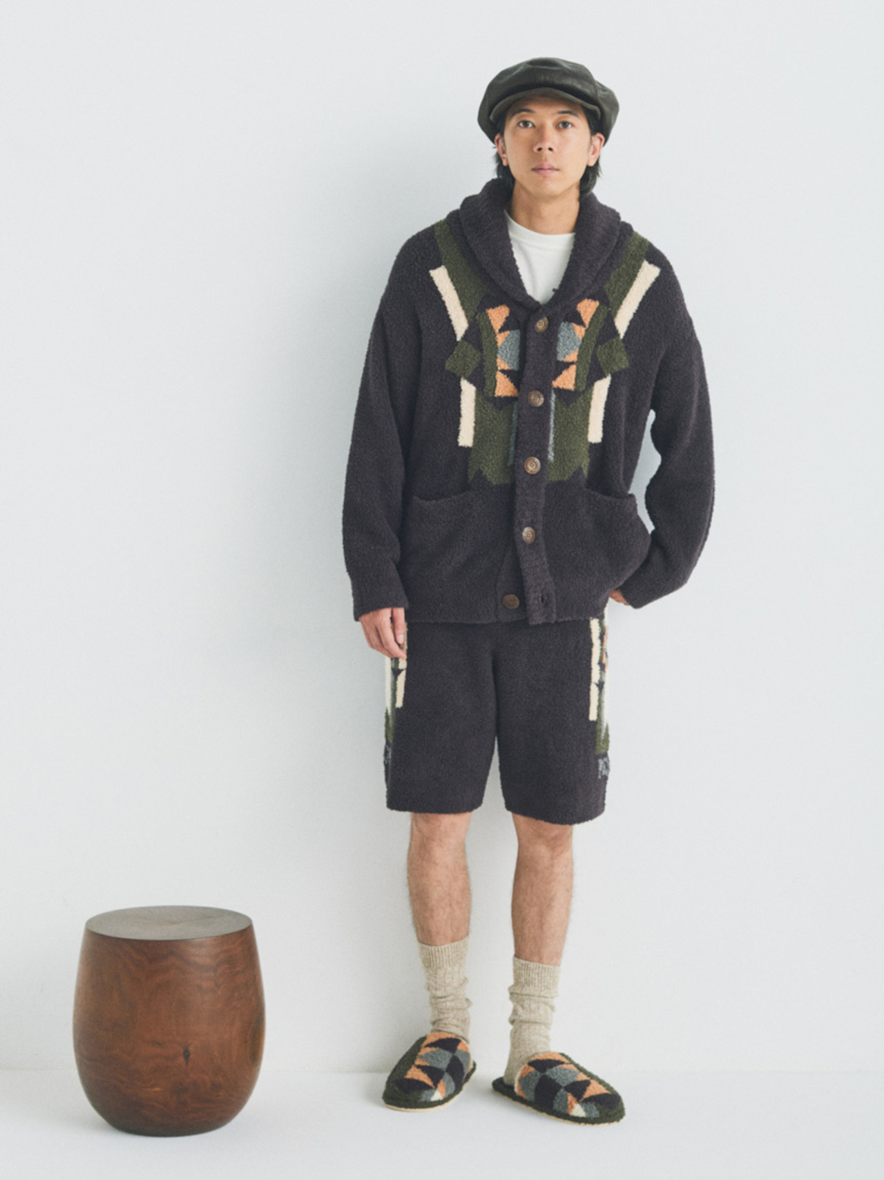 M/Lサイズの「「カーディガン」「パンツ」、フリーサイズの「ルームシューズ」はCRMとDGRYの2色