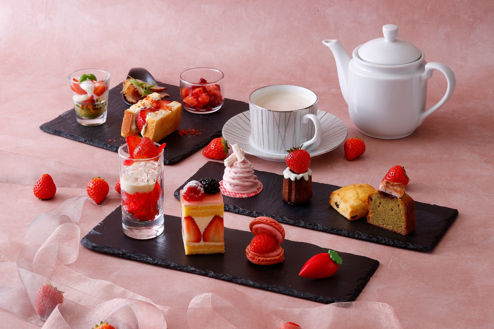 旬のいちごを使ったスイーツとセイボリー全12種類を楽しめる