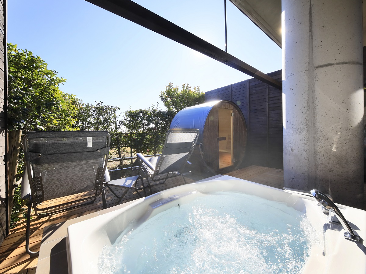 ジャグジー付き露天風呂。専用氷を入れて水風呂にできる